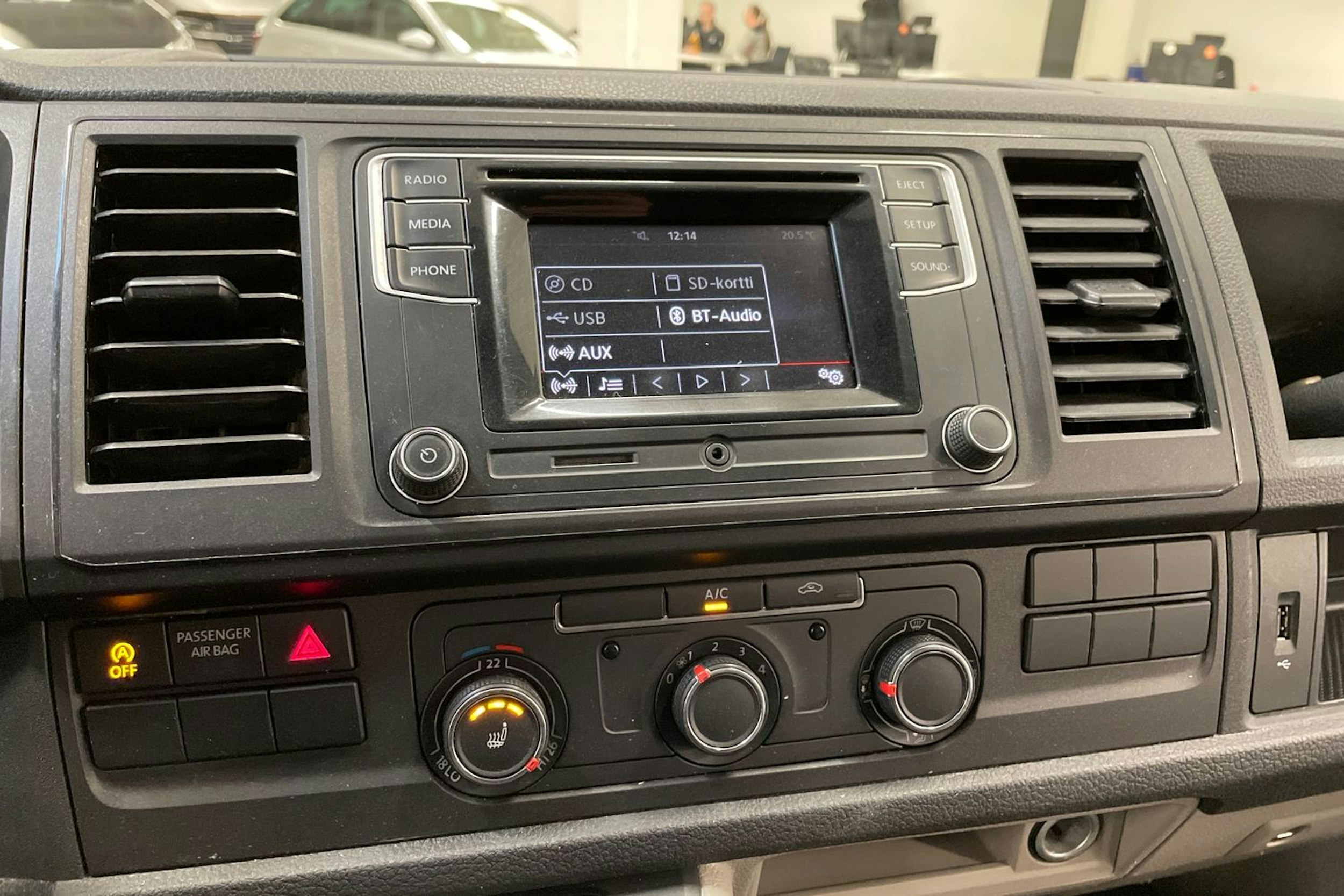 valkoinen Volkswagen Transporter 2019 kuva 24.