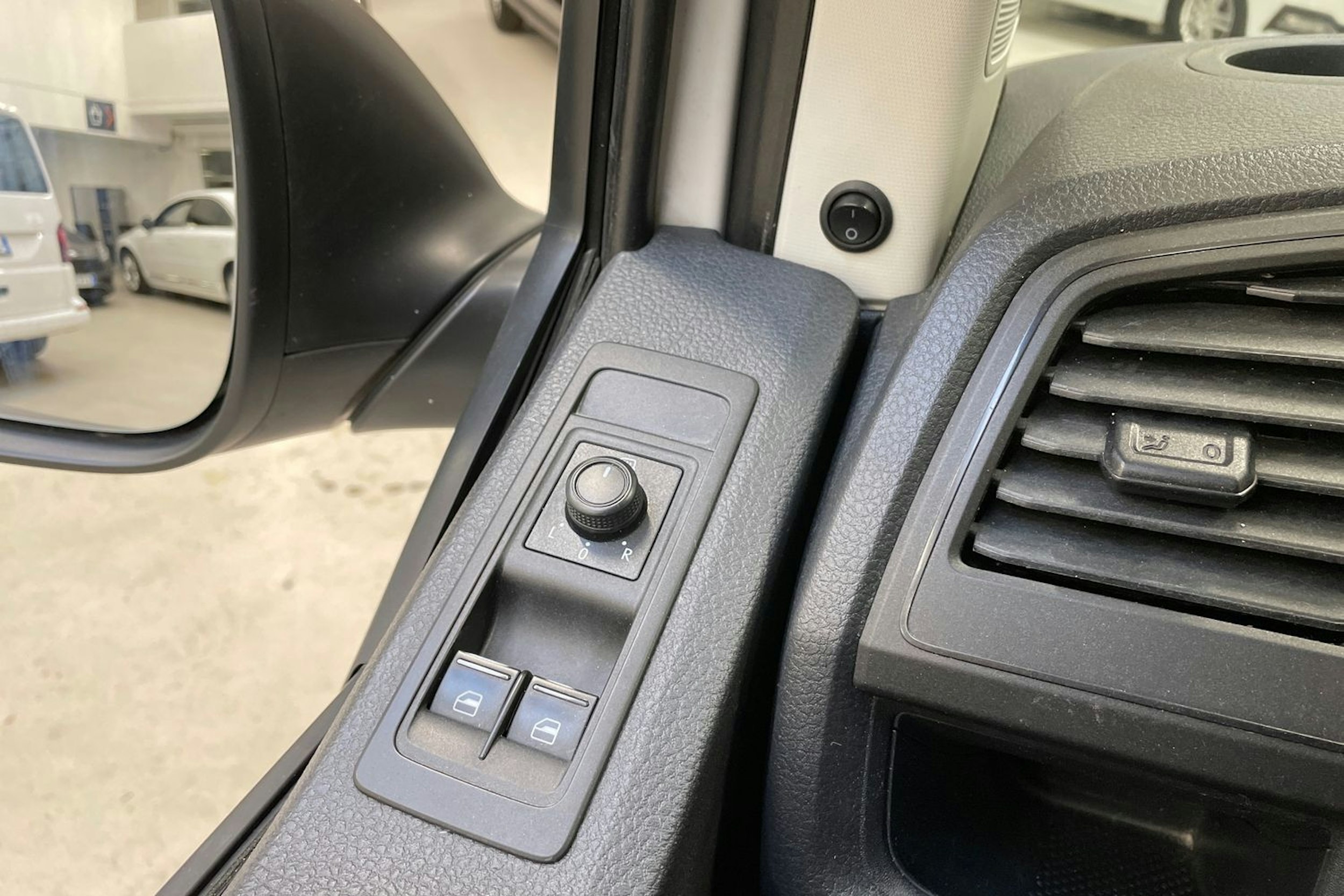 valkoinen Volkswagen Transporter 2019 kuva 25.