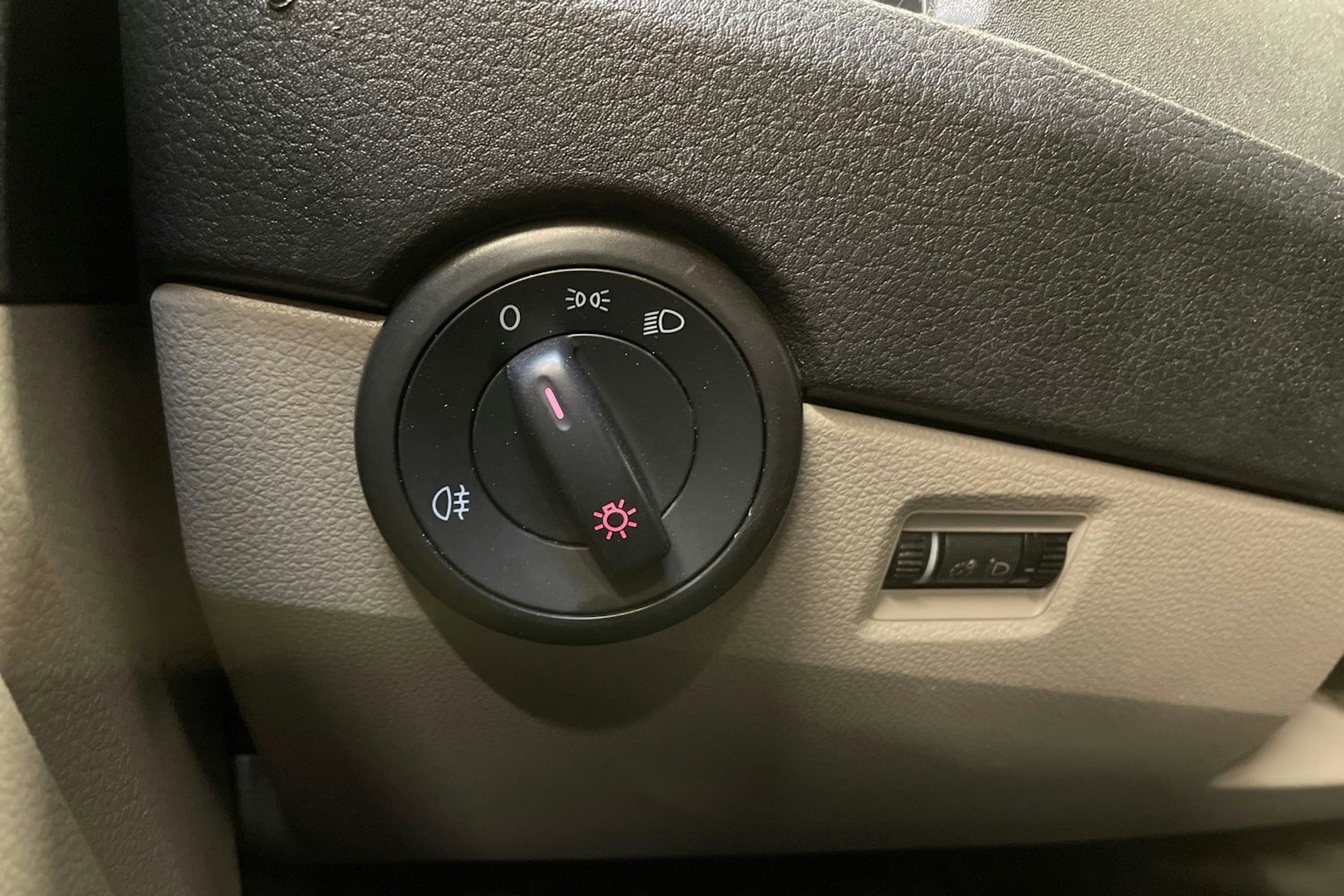 valkoinen Volkswagen Transporter 2019 kuva 26.