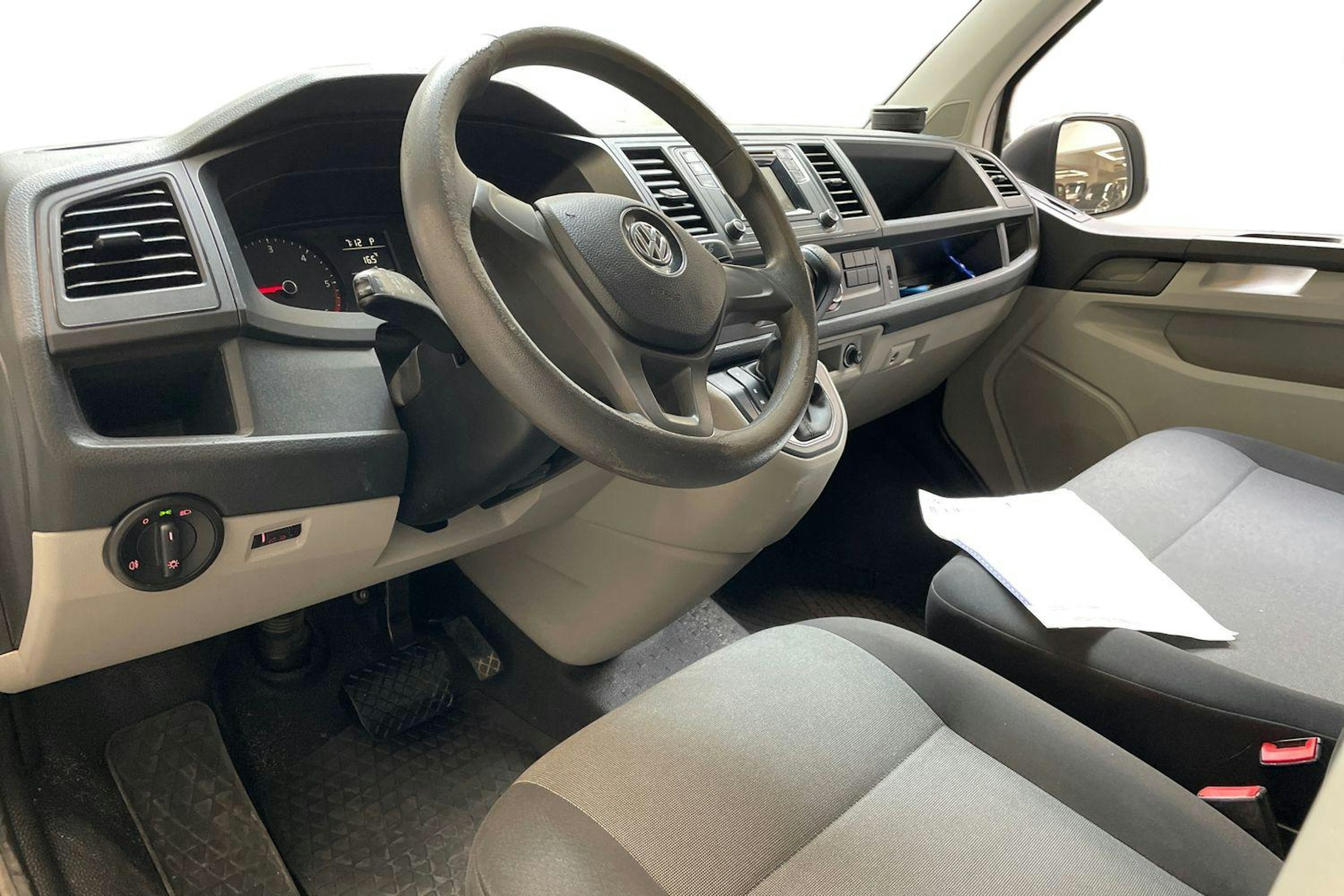 valkoinen Volkswagen Transporter 2019 kuva 3.