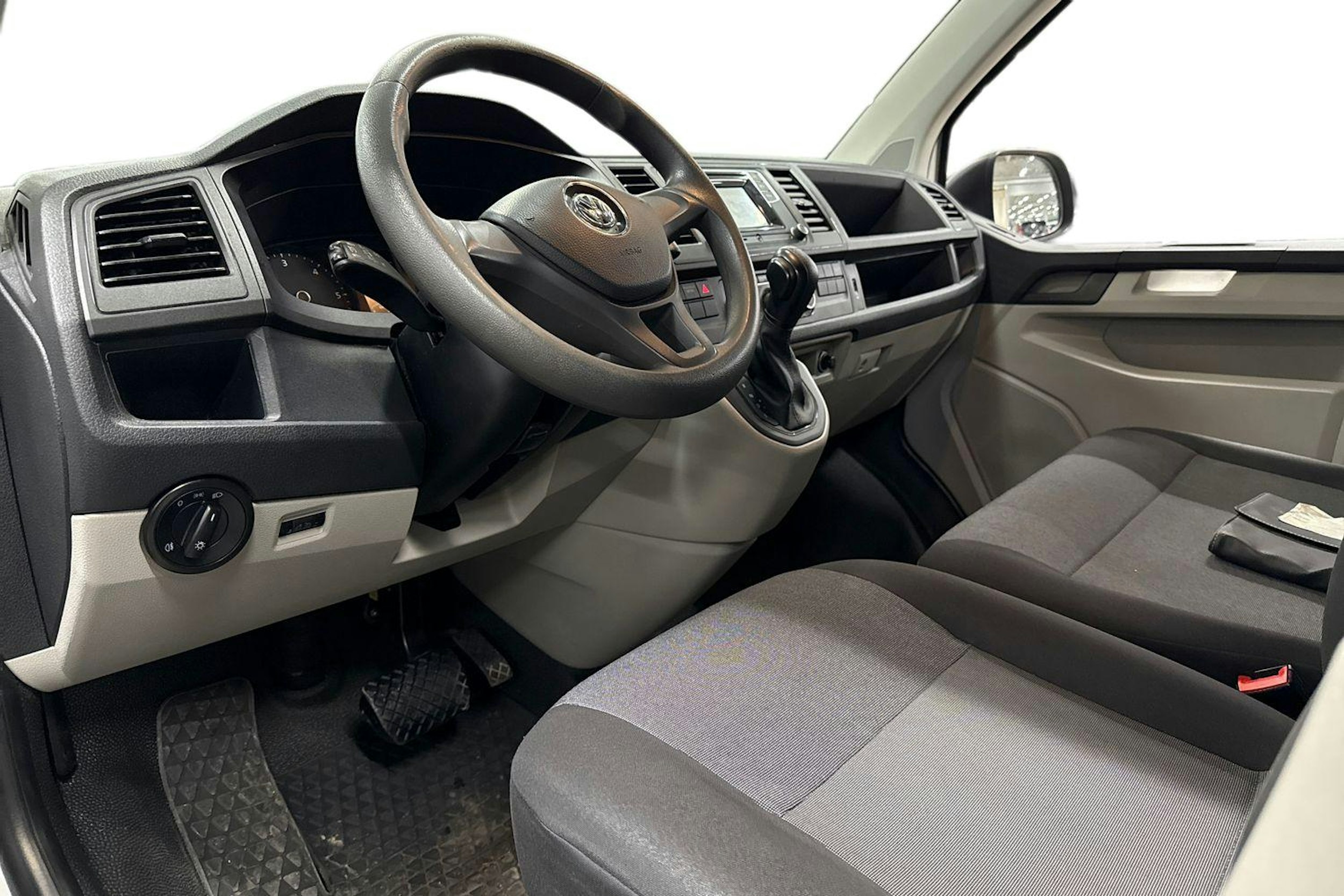 valkoinen Volkswagen Transporter 2019 kuva 3.