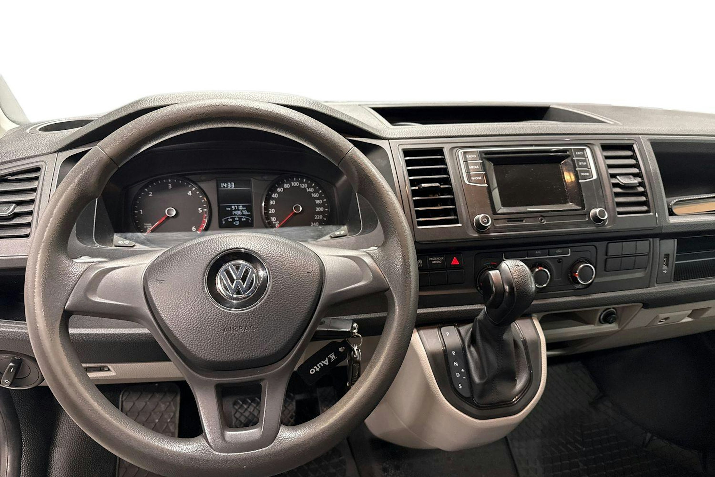 valkoinen Volkswagen Transporter 2019 kuva 9.