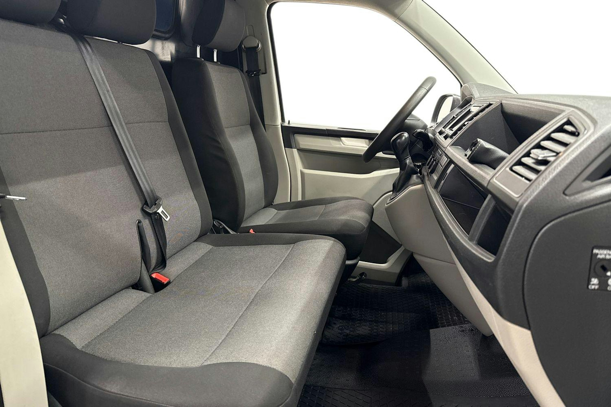 valkoinen Volkswagen Transporter 2019 kuva 11.