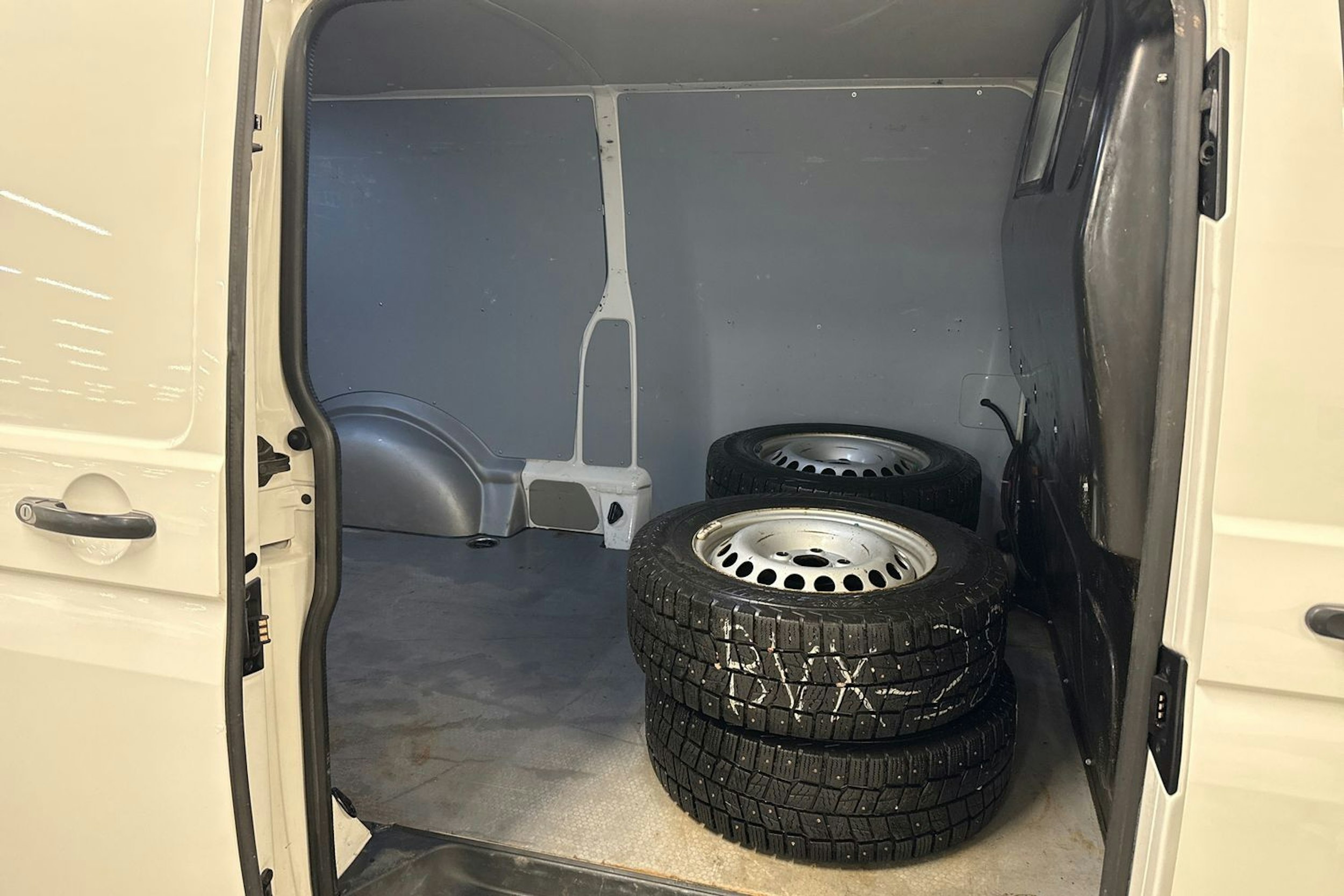 valkoinen Volkswagen Transporter 2019 kuva 13.