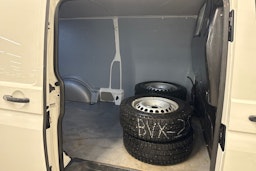 valkoinen Volkswagen Transporter 2019 kuva 13.