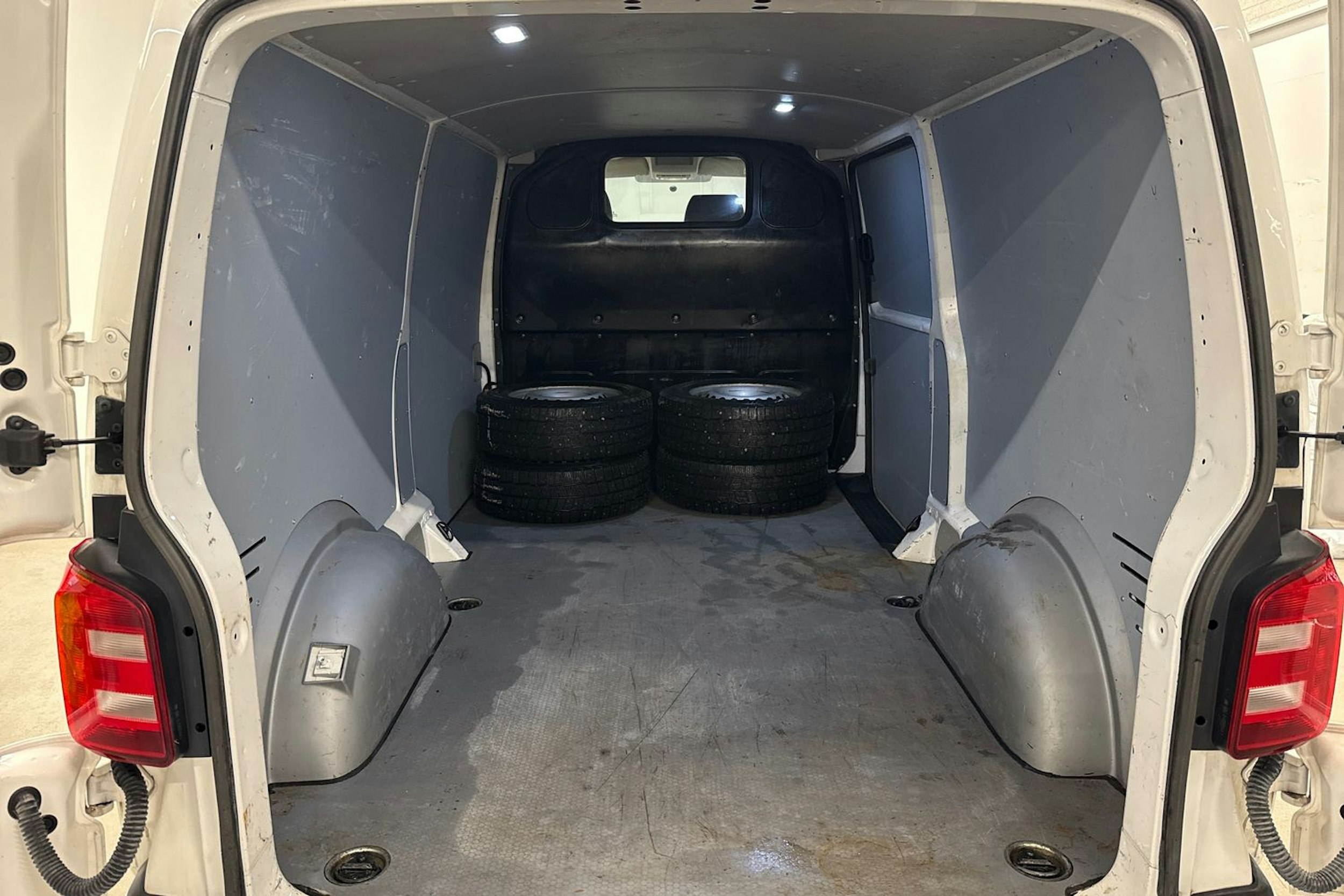 valkoinen Volkswagen Transporter 2019 kuva 15.