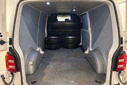 valkoinen Volkswagen Transporter 2019 kuva 15.