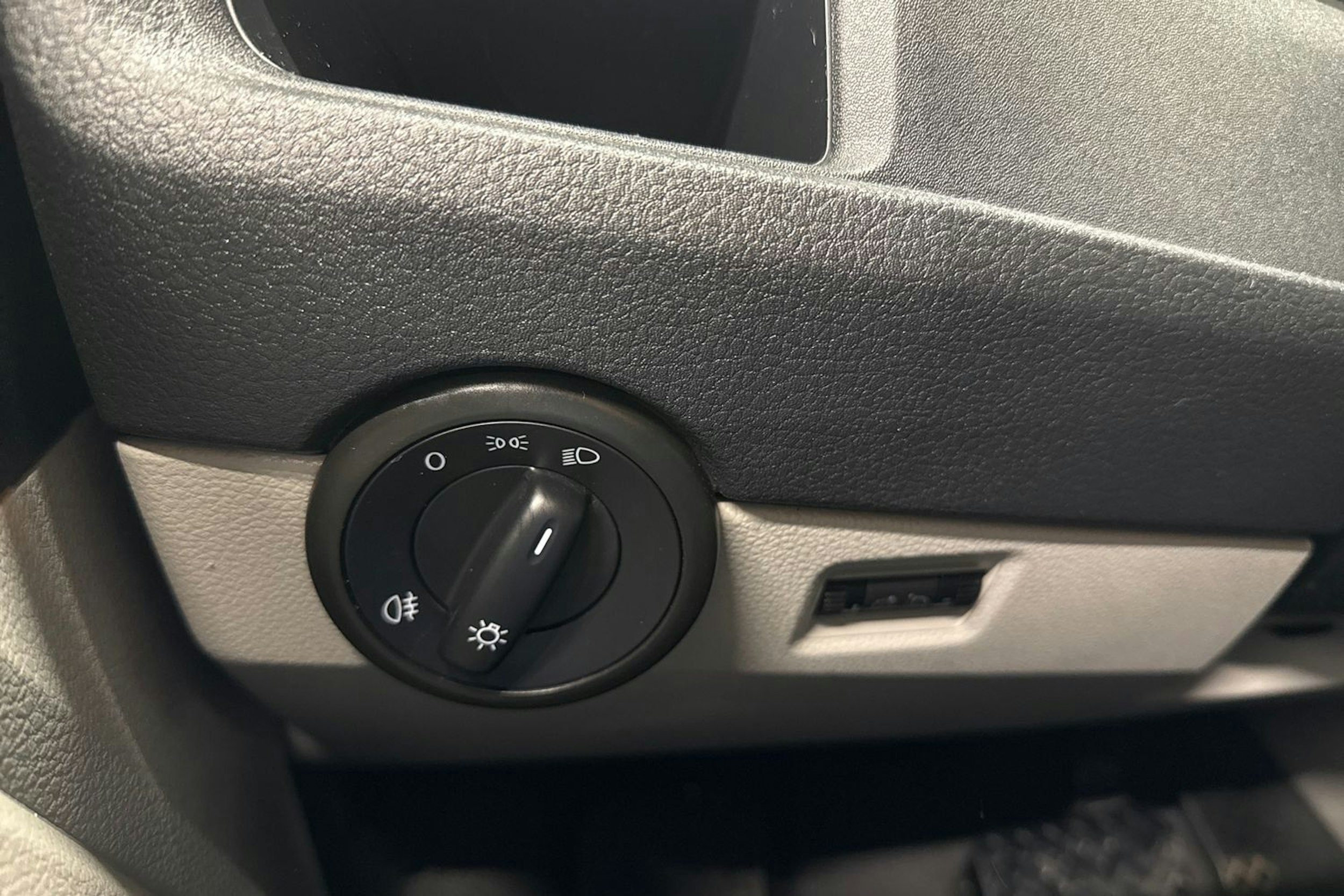 valkoinen Volkswagen Transporter 2019 kuva 18.