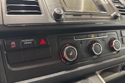 valkoinen Volkswagen Transporter 2019 kuva 20.