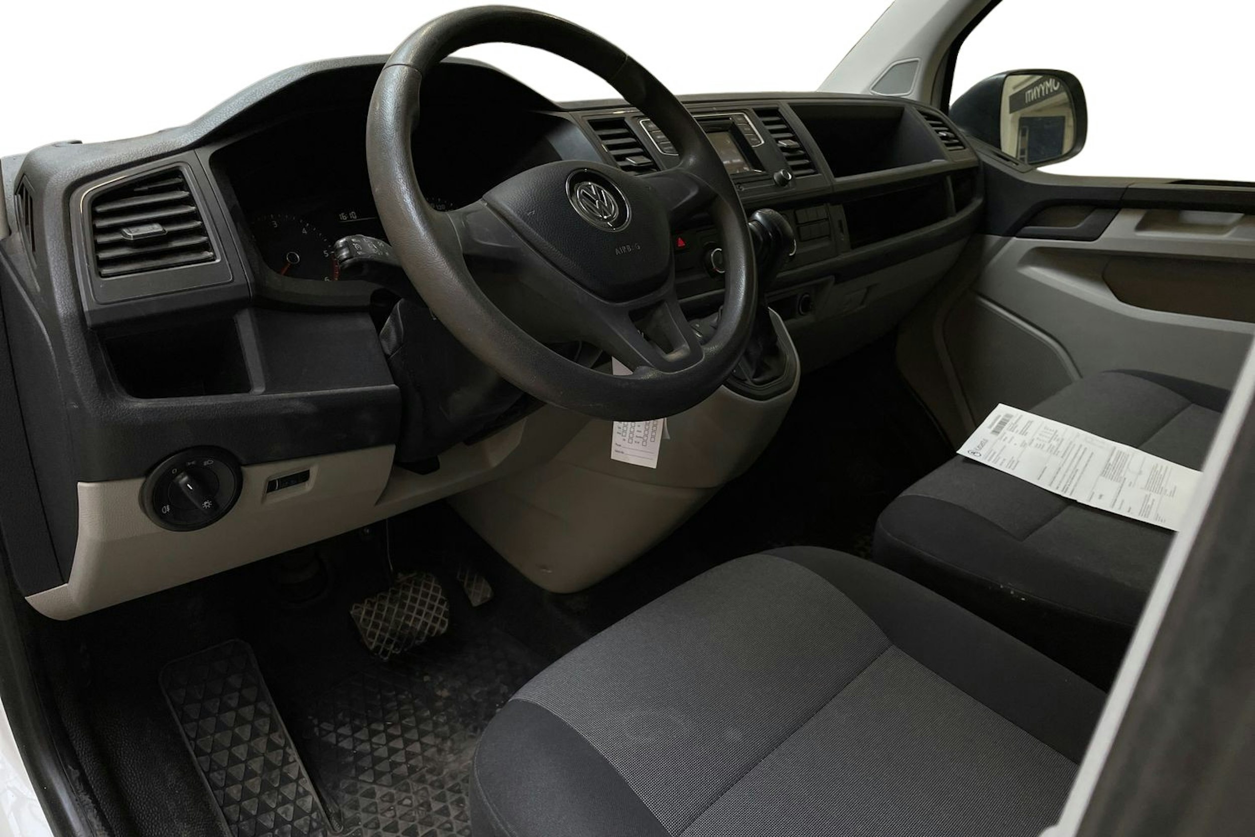 valkoinen Volkswagen Transporter 2019 kuva 3.