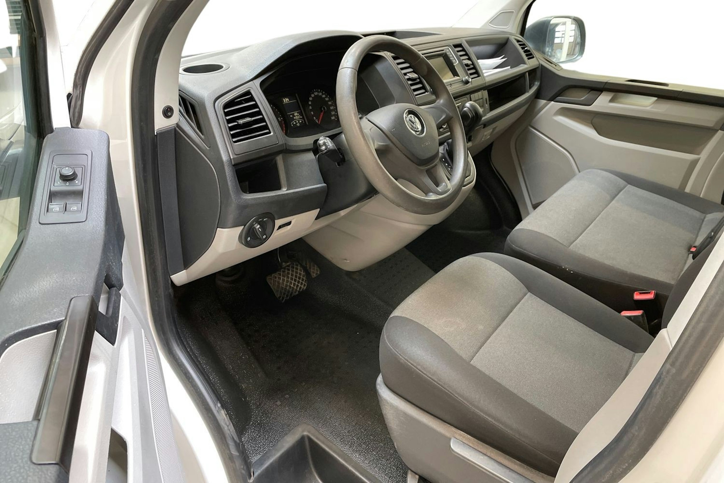 valkoinen Volkswagen Transporter 2019 kuva 7.