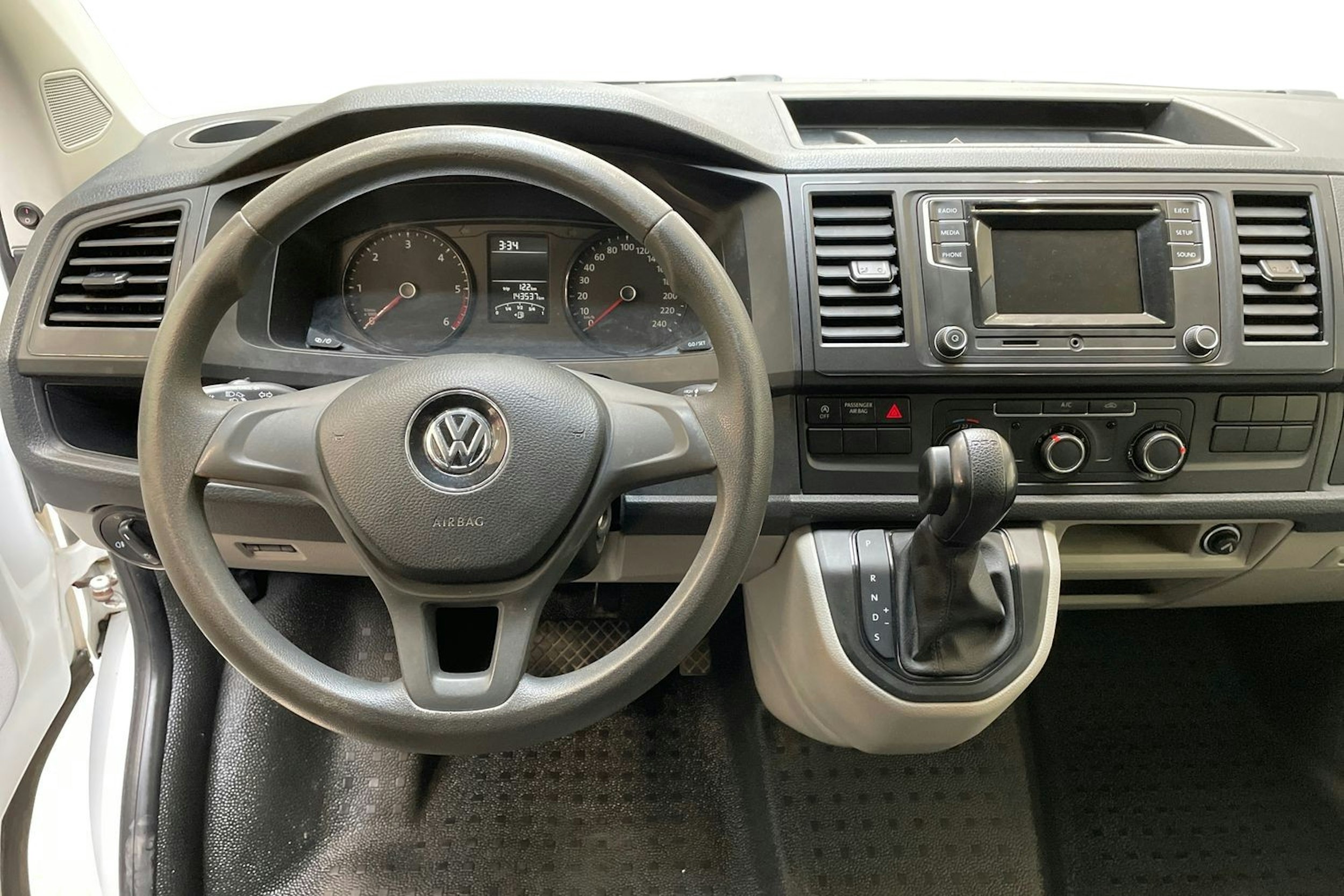 valkoinen Volkswagen Transporter 2019 kuva 9.