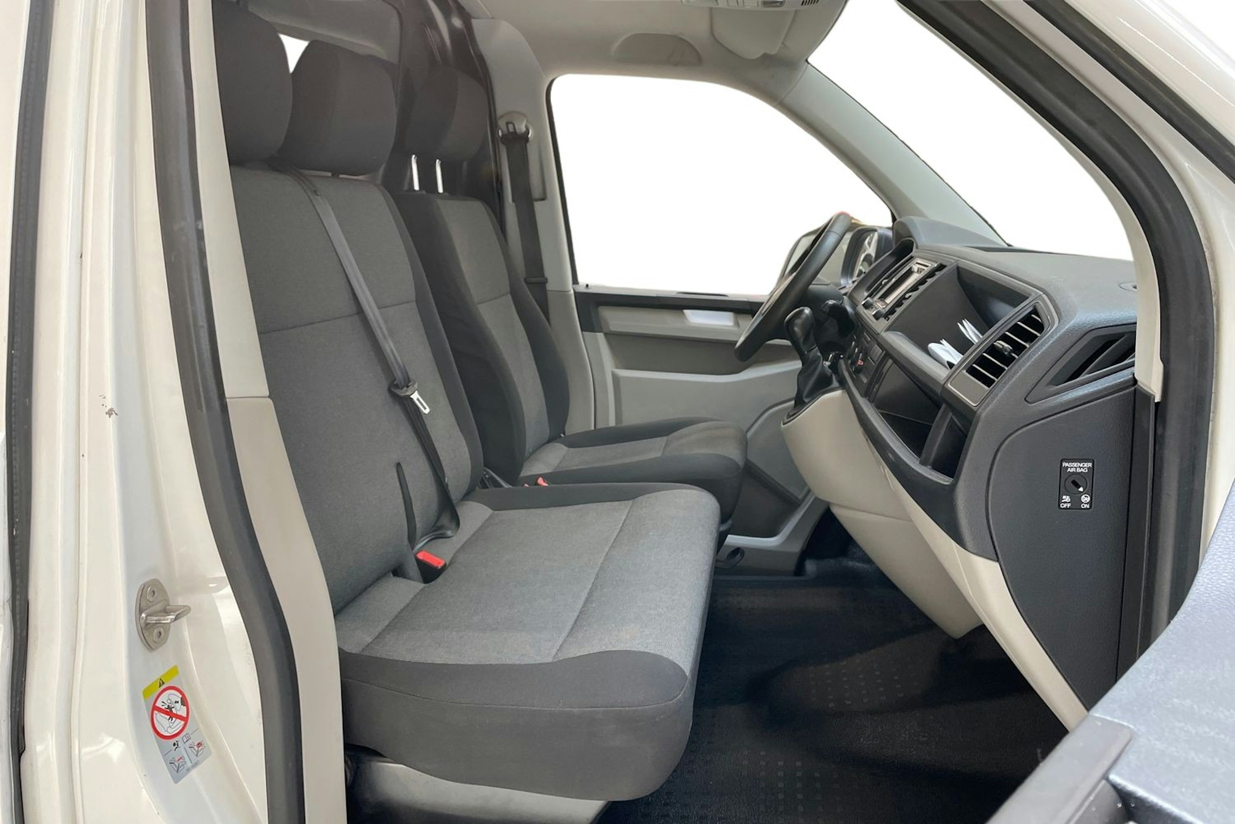 valkoinen Volkswagen Transporter 2019 kuva 10.