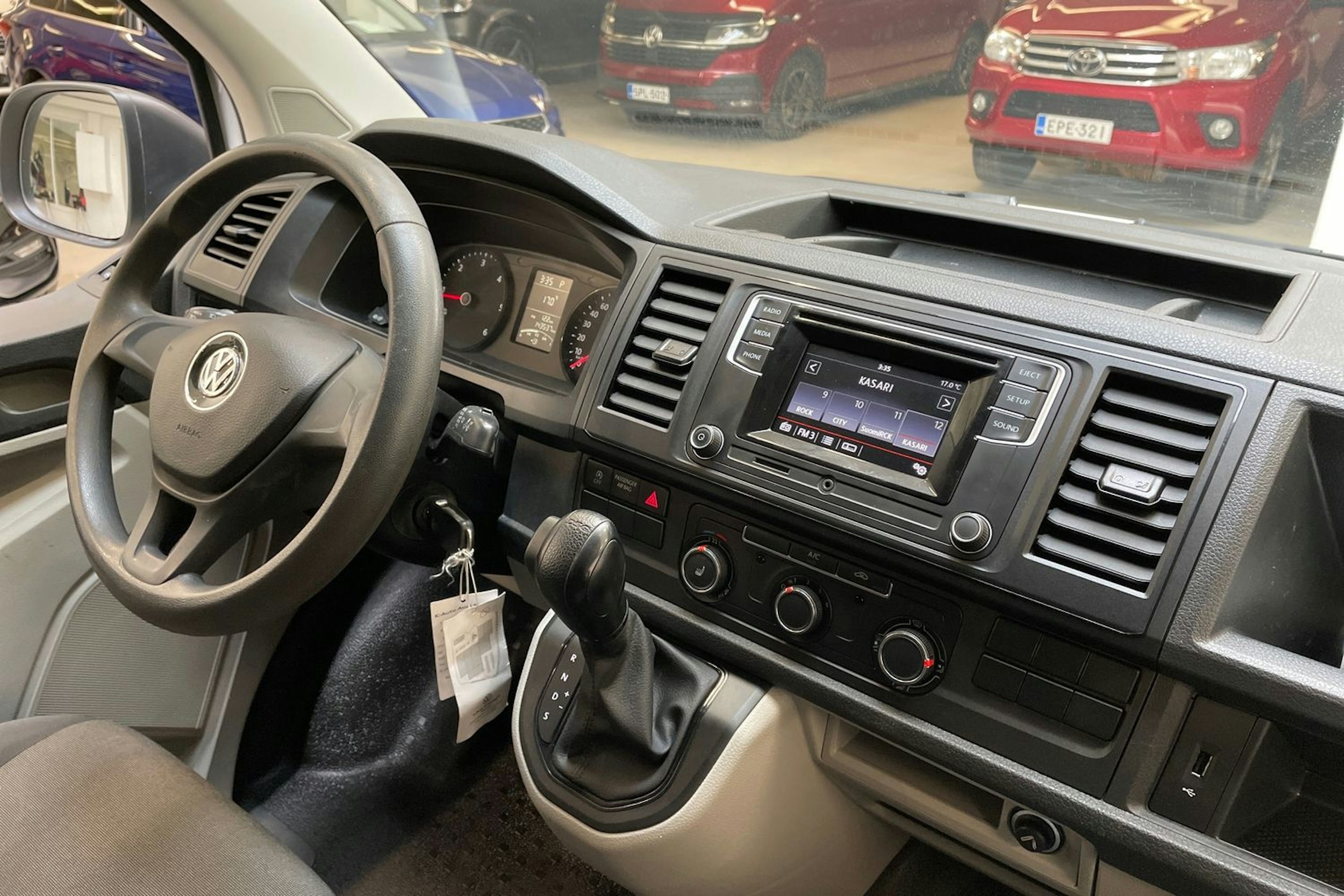 valkoinen Volkswagen Transporter 2019 kuva 13.