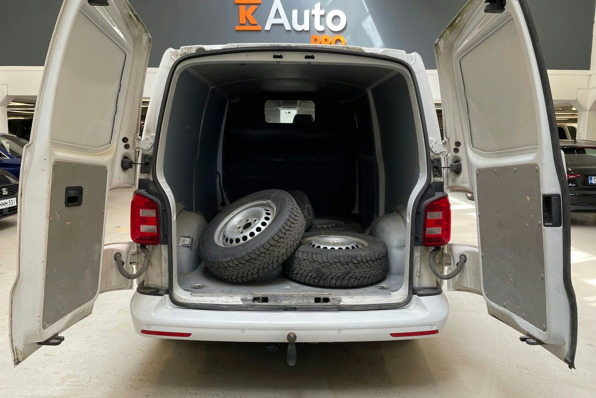valkoinen Volkswagen Transporter 2019 kuva 16.