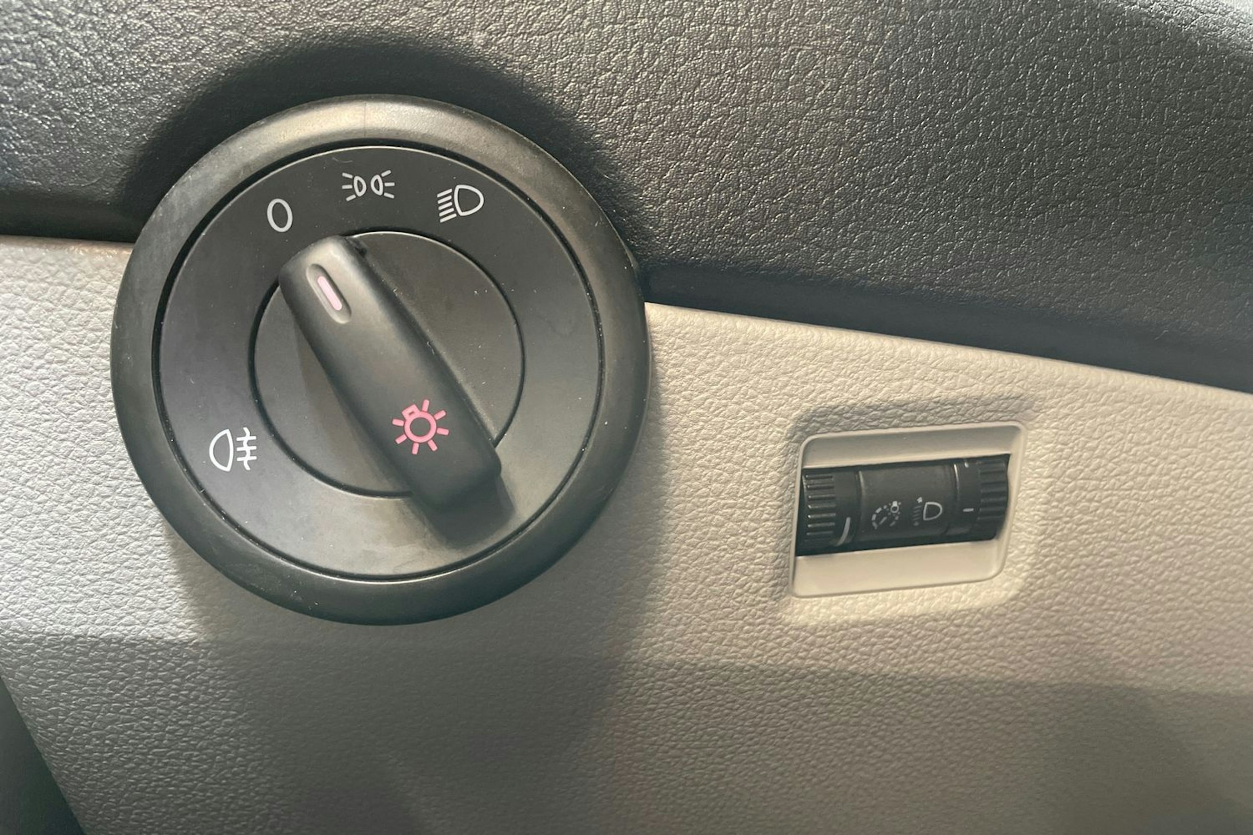 valkoinen Volkswagen Transporter 2019 kuva 18.