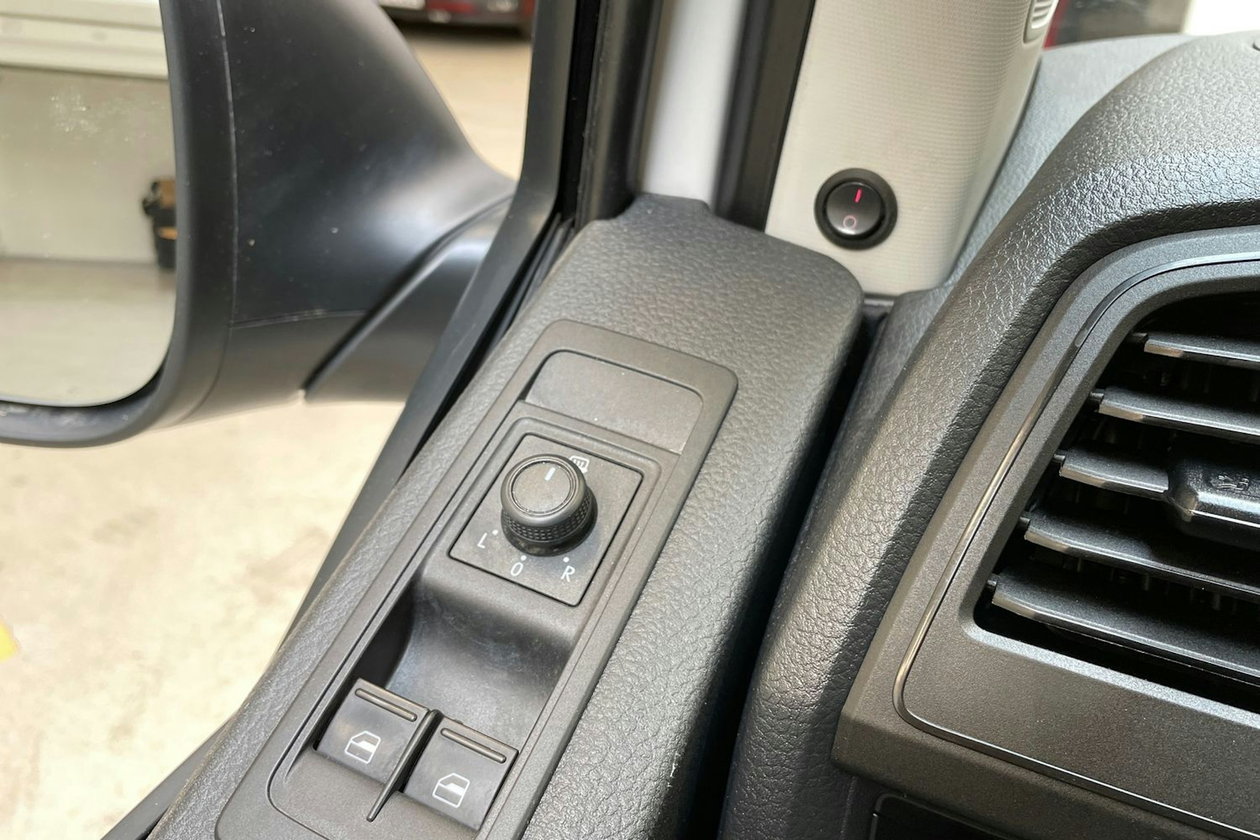 valkoinen Volkswagen Transporter 2019 kuva 19.