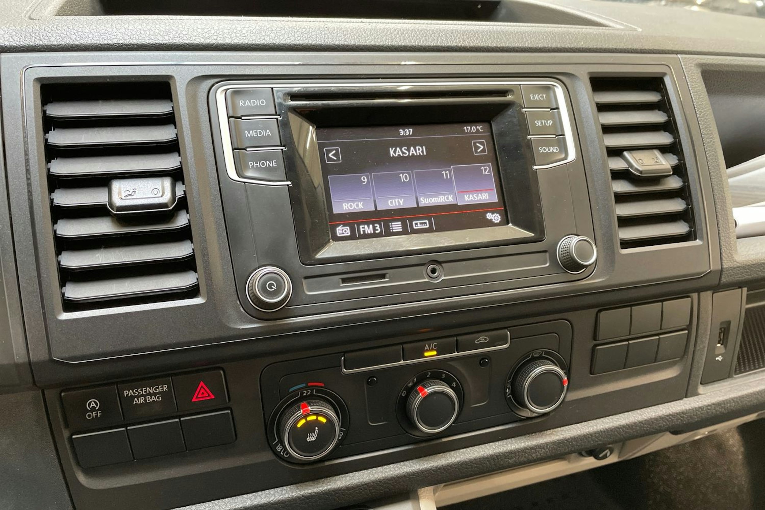 valkoinen Volkswagen Transporter 2019 kuva 21.