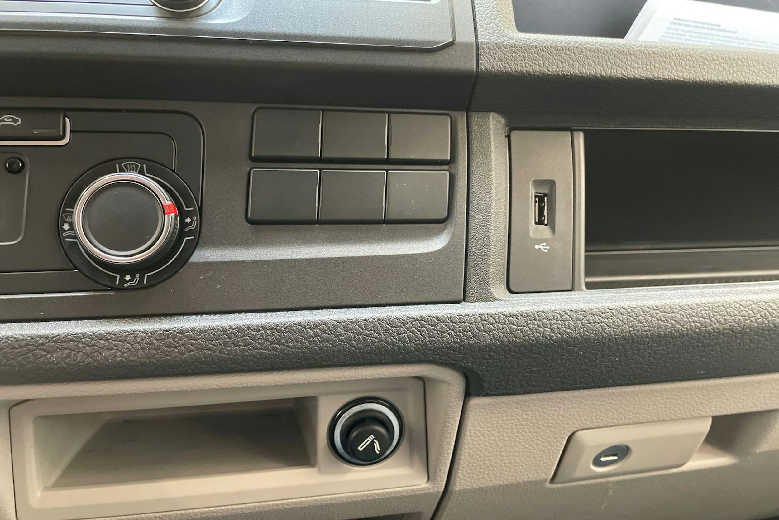 valkoinen Volkswagen Transporter 2019 kuva 22.