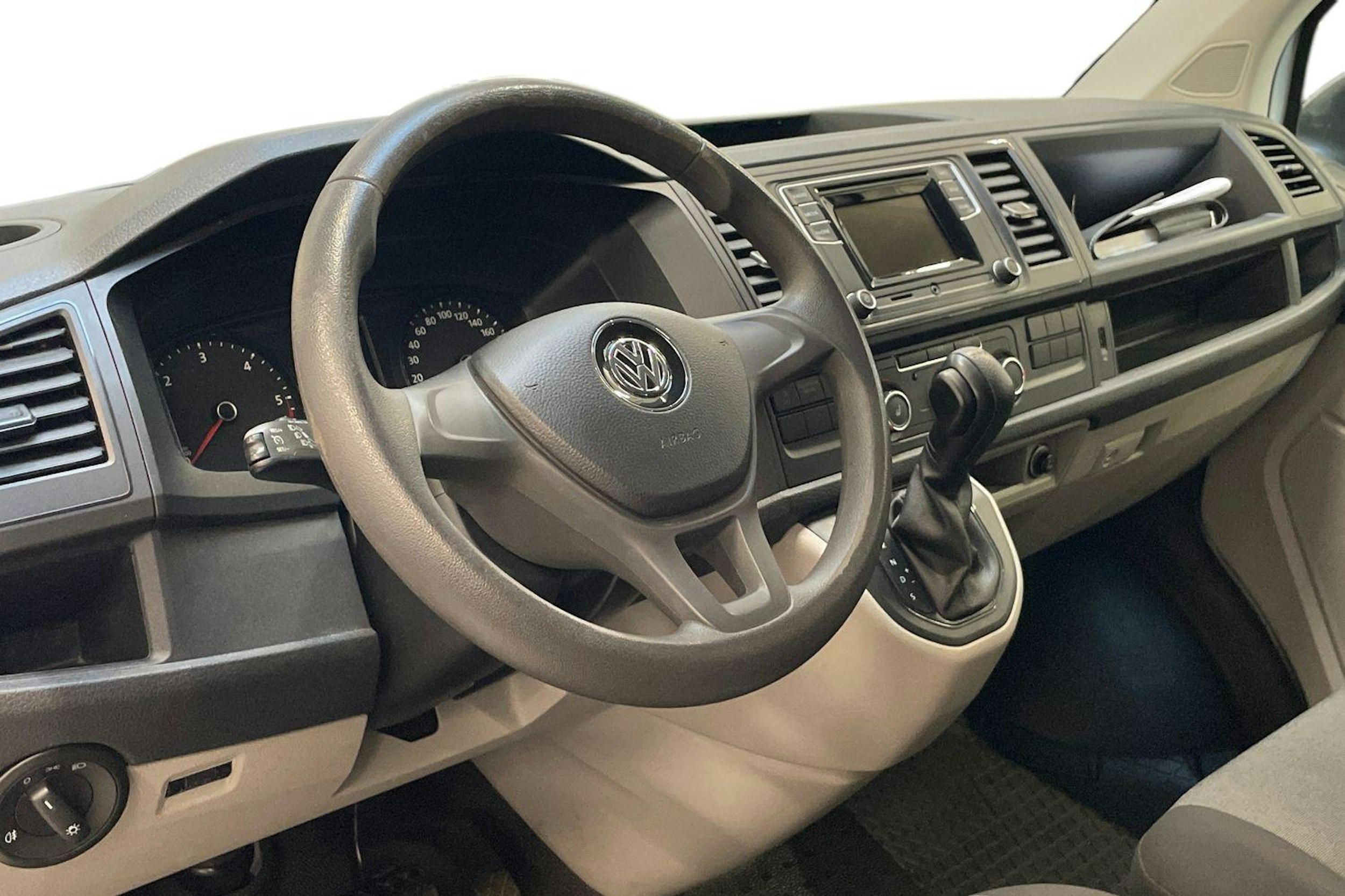 valkoinen Volkswagen Transporter 2019 kuva 9.