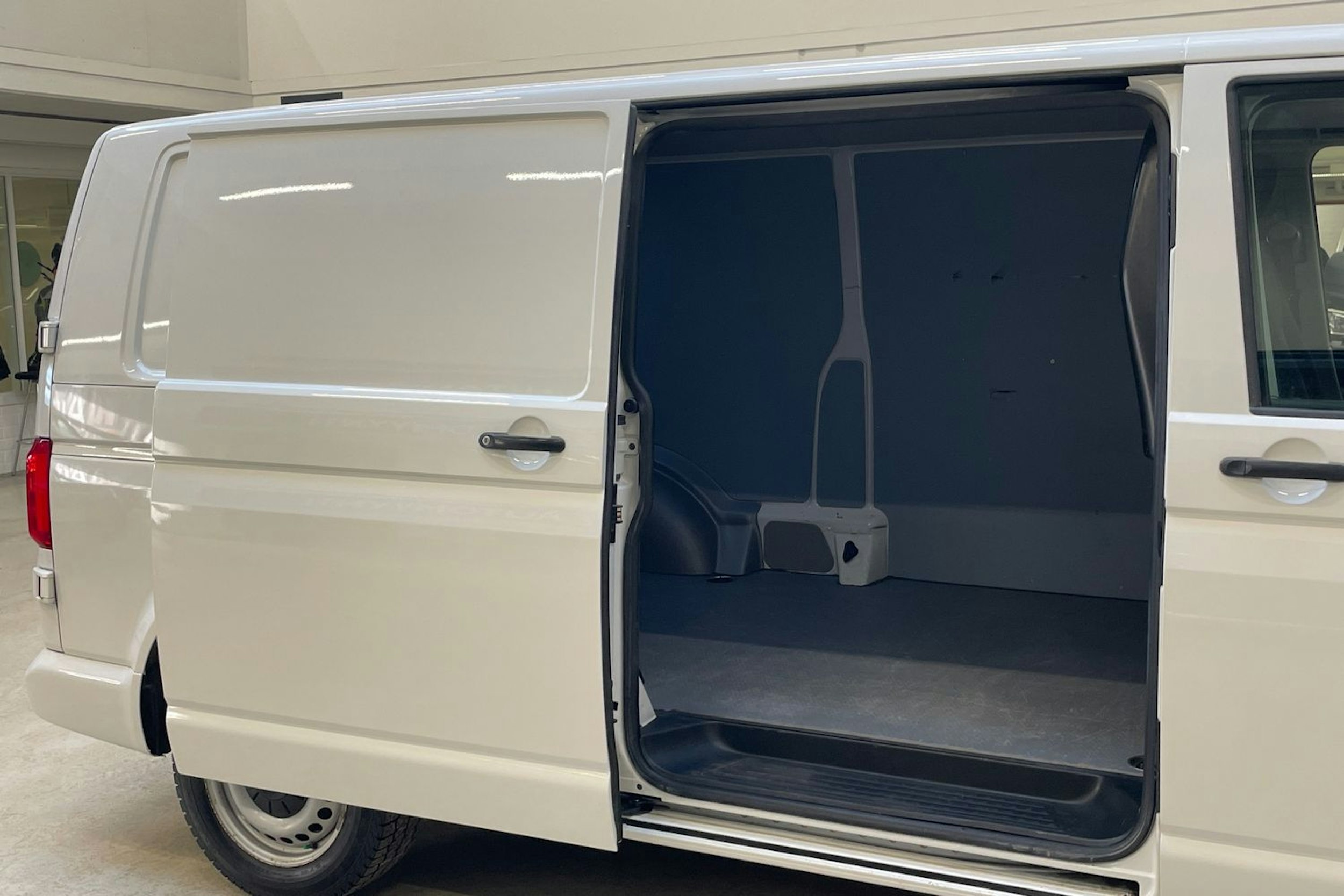 valkoinen Volkswagen Transporter 2019 kuva 12.