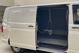 valkoinen Volkswagen Transporter 2019 kuva 12.