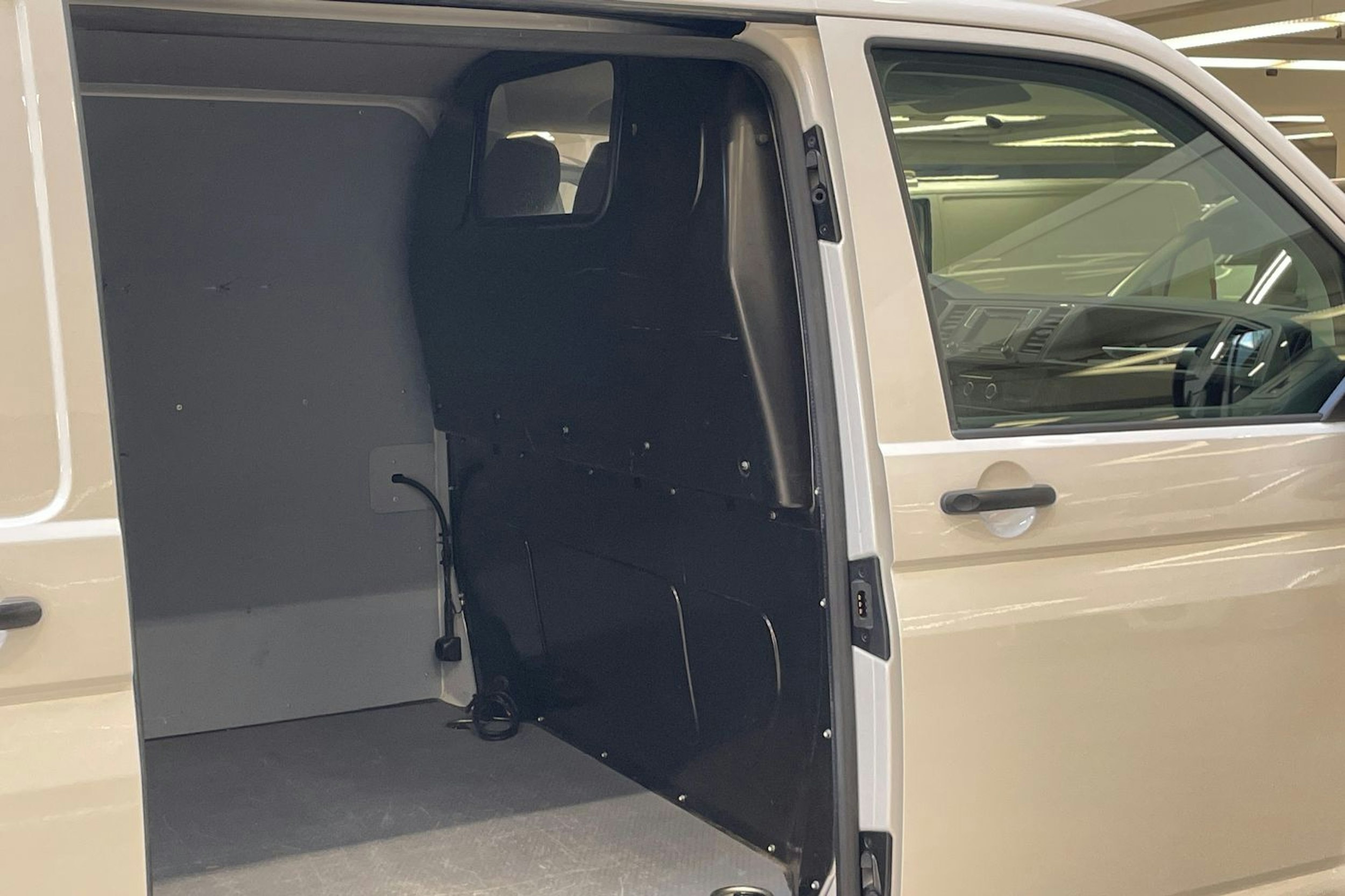 valkoinen Volkswagen Transporter 2019 kuva 14.