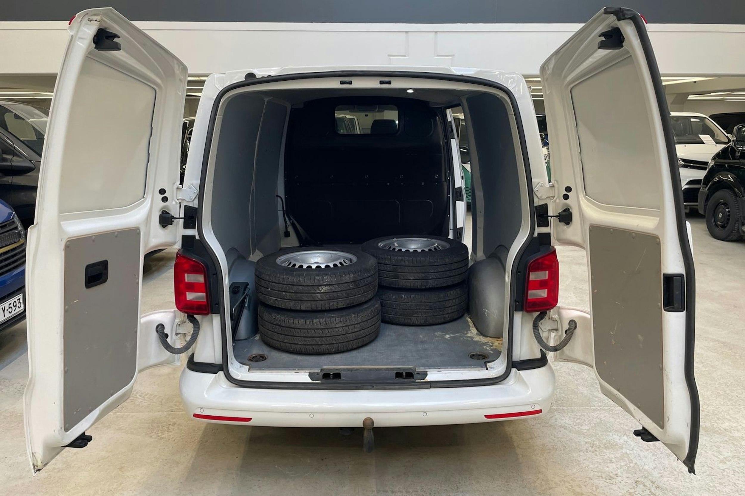 valkoinen Volkswagen Transporter 2019 kuva 15.