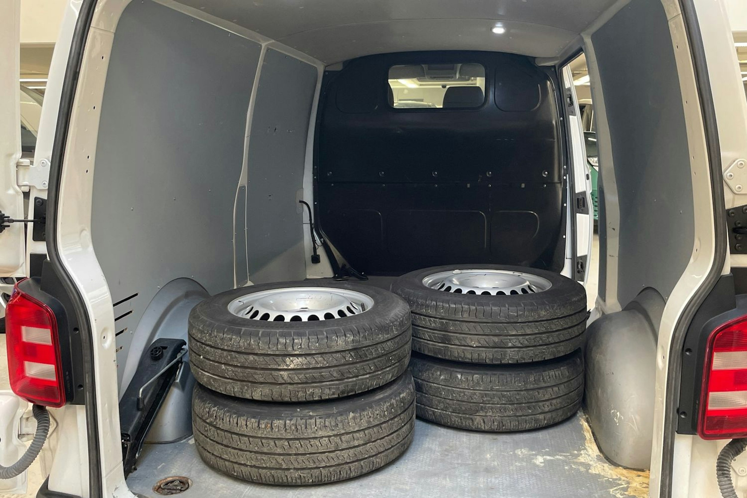 valkoinen Volkswagen Transporter 2019 kuva 16.