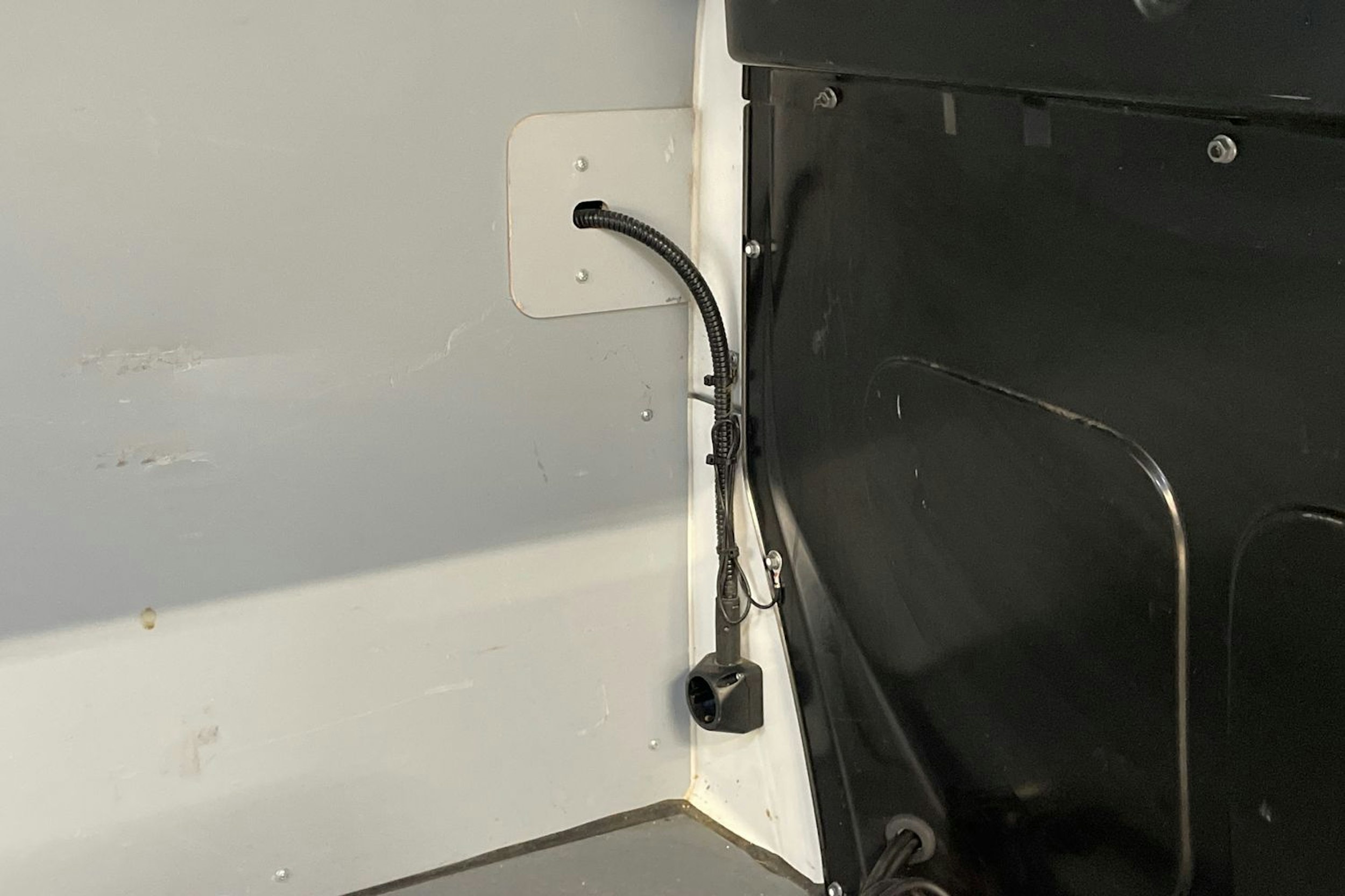 valkoinen Volkswagen Transporter 2019 kuva 18.