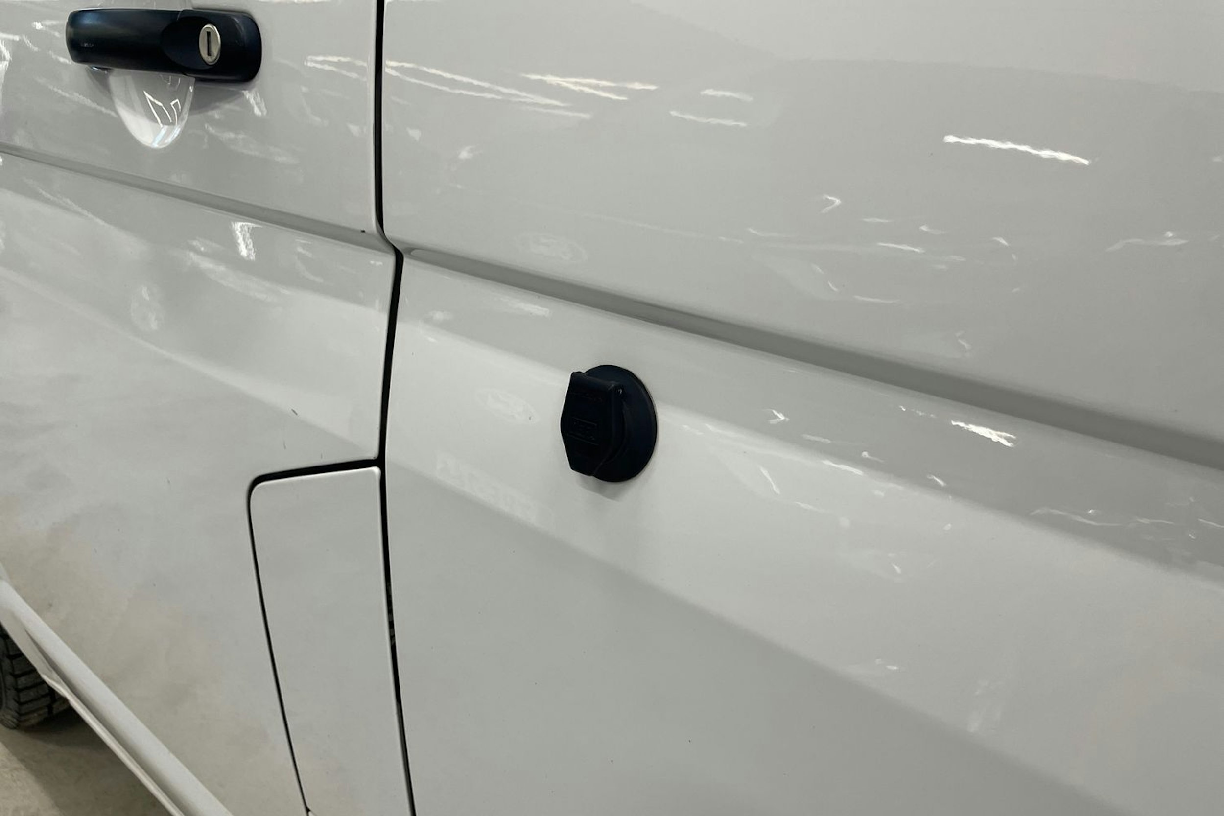 valkoinen Volkswagen Transporter 2019 kuva 19.