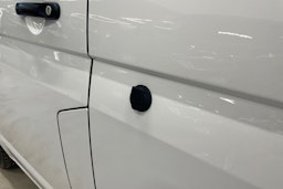 valkoinen Volkswagen Transporter 2019 kuva 19.