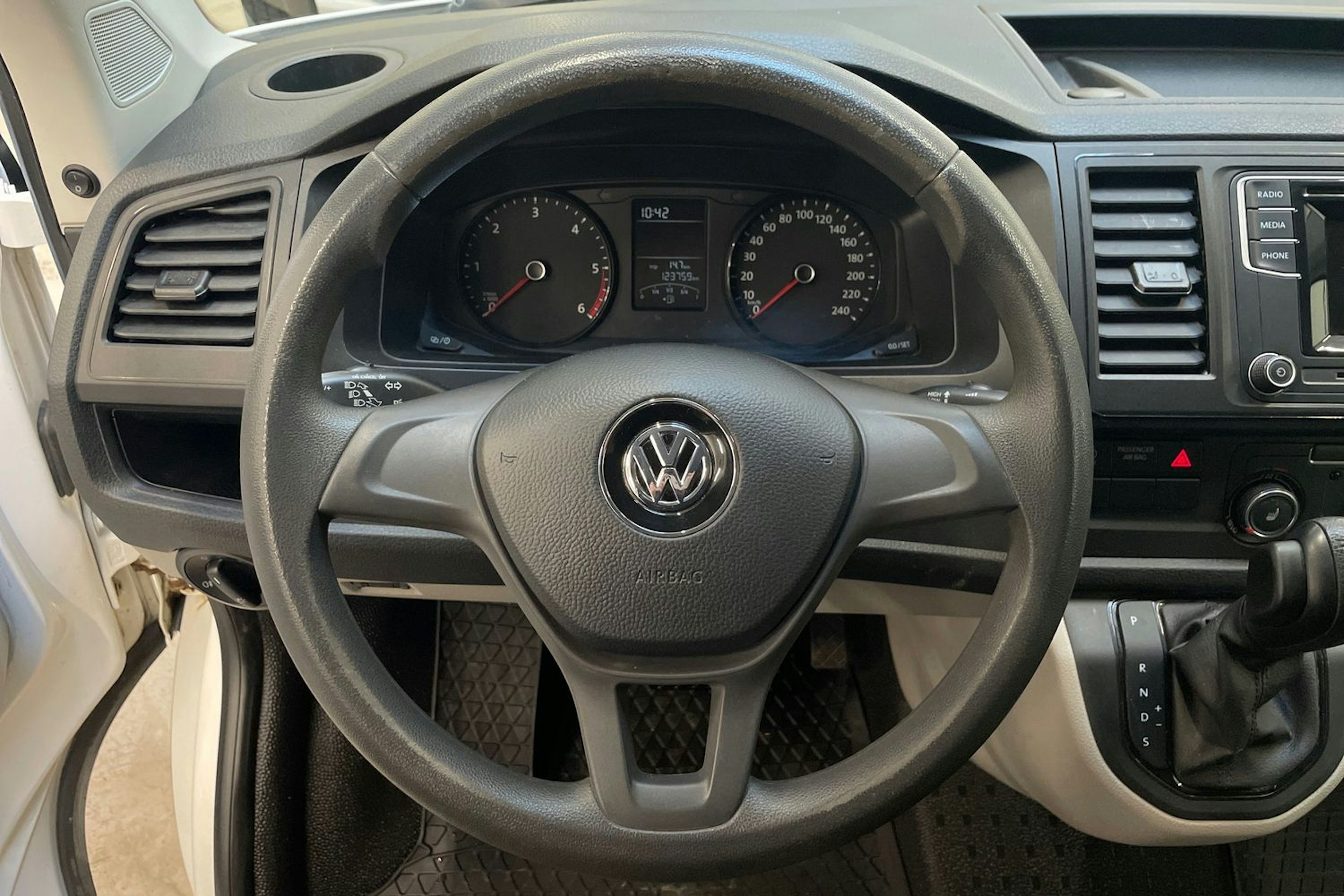 valkoinen Volkswagen Transporter 2019 kuva 20.