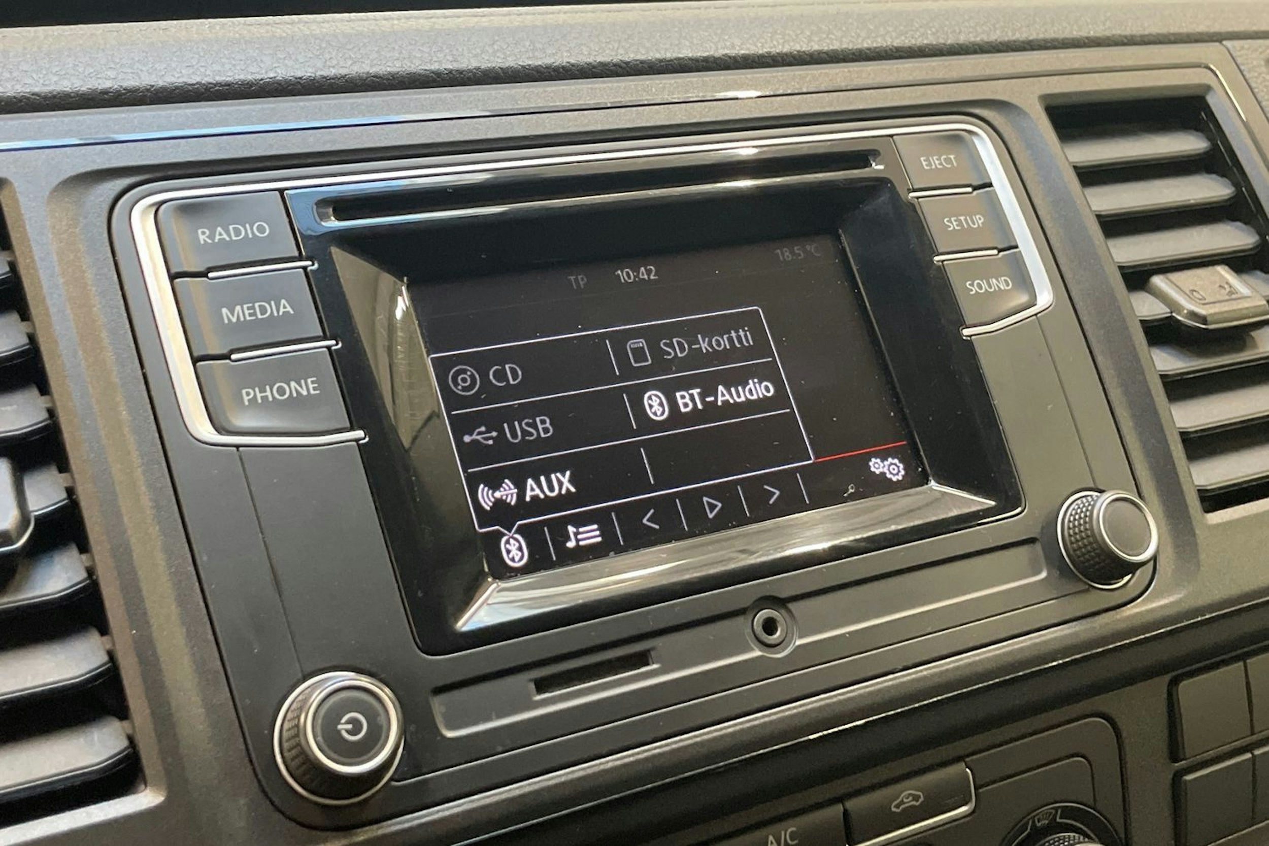 valkoinen Volkswagen Transporter 2019 kuva 24.