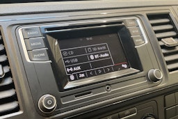 valkoinen Volkswagen Transporter 2019 kuva 24.