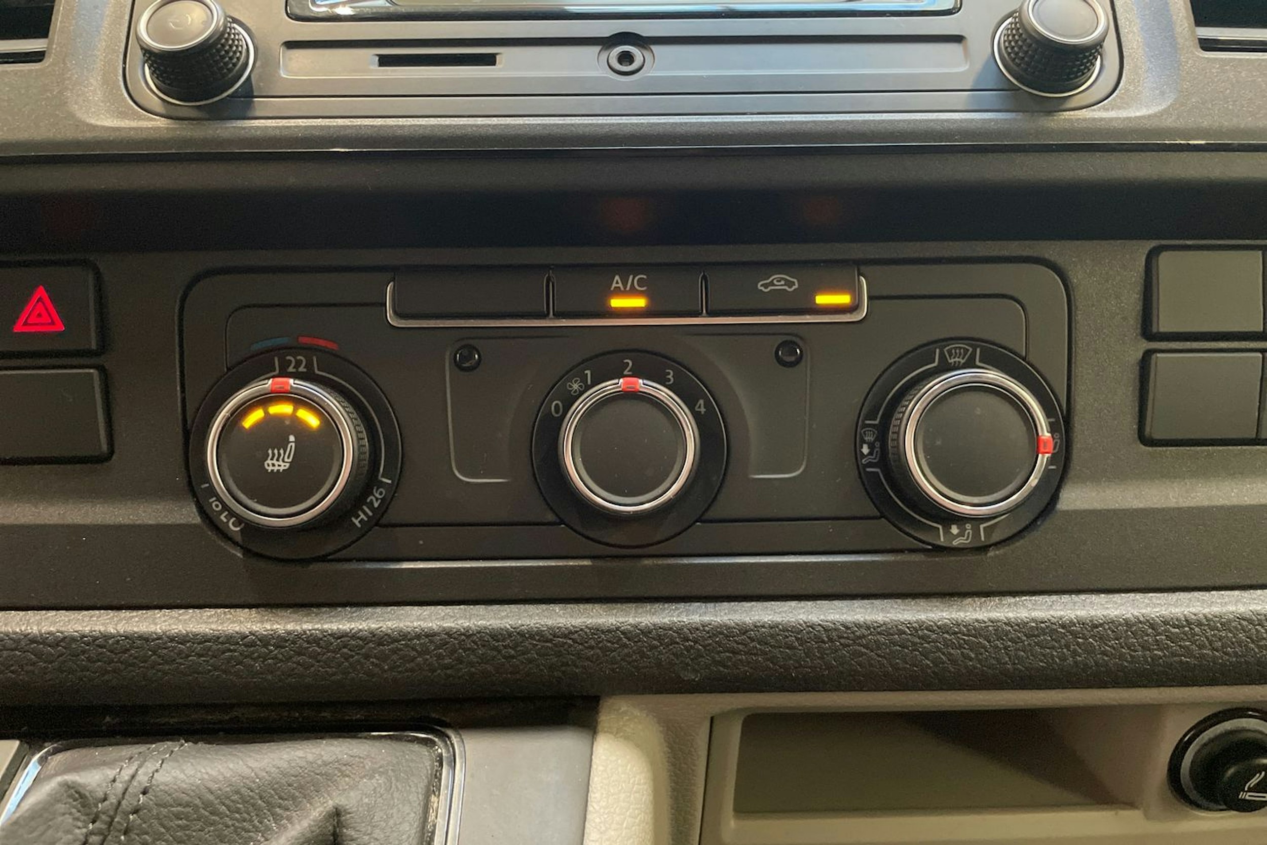 valkoinen Volkswagen Transporter 2019 kuva 27.