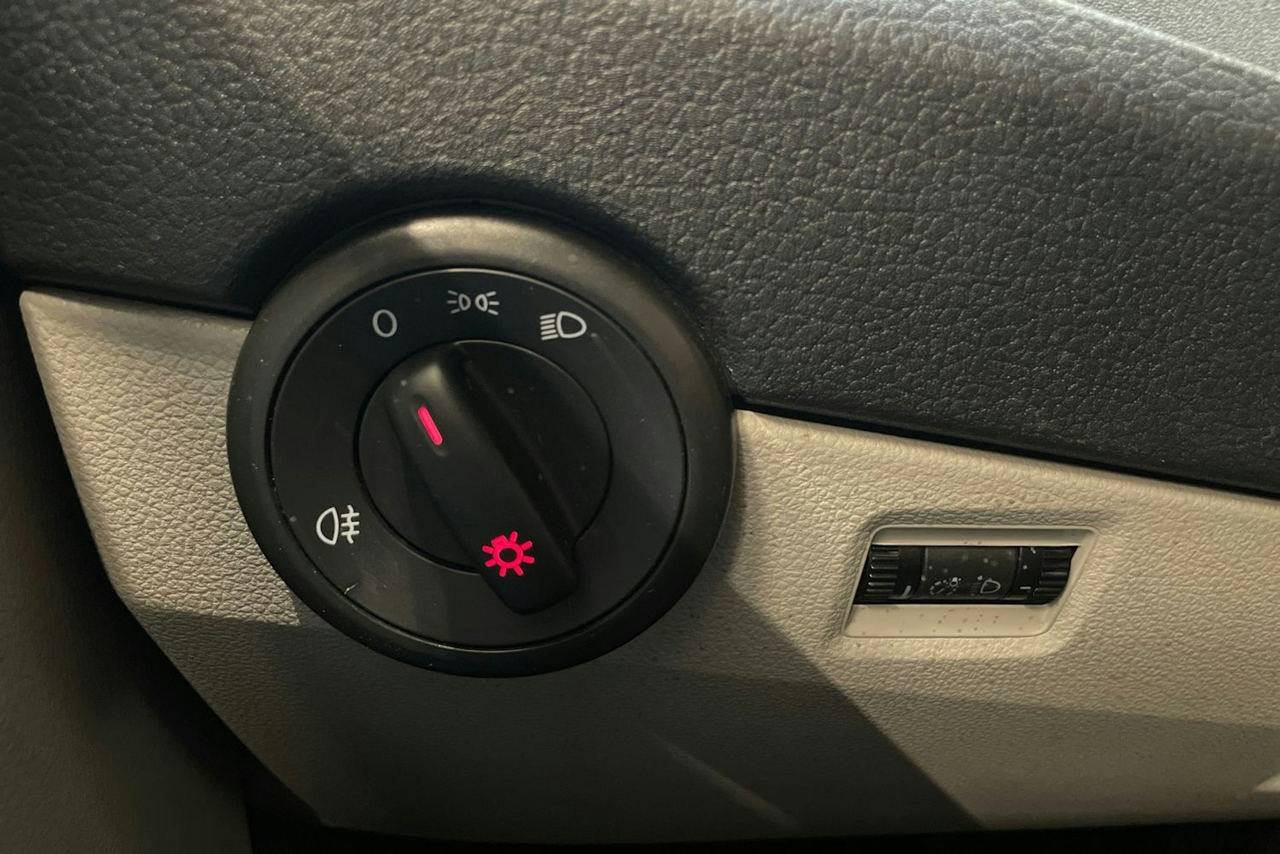 valkoinen Volkswagen Transporter 2019 kuva 29.