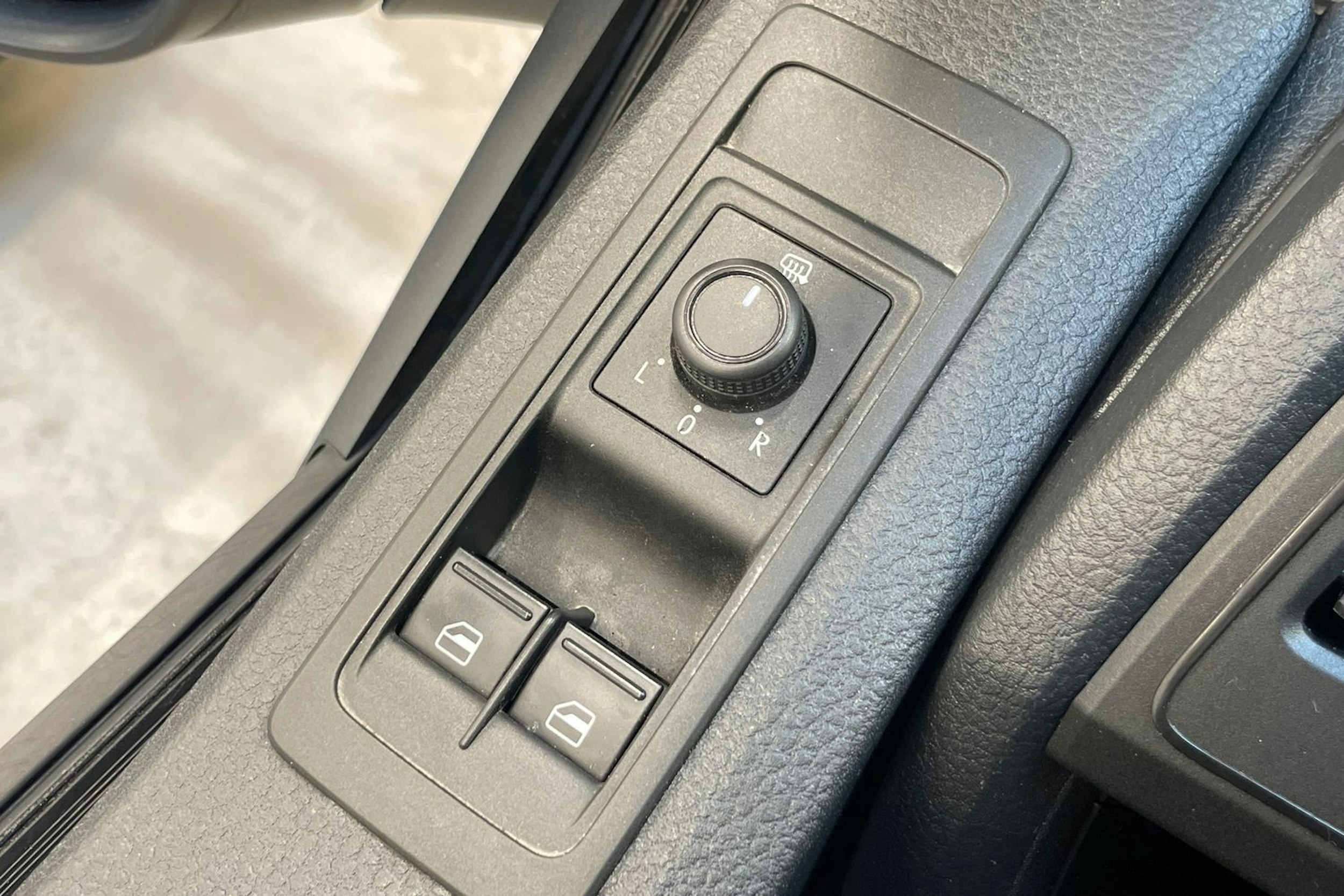 valkoinen Volkswagen Transporter 2019 kuva 30.