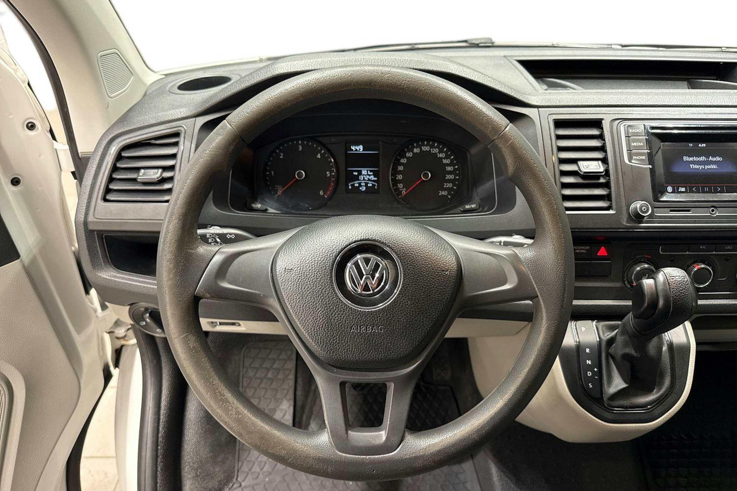 Valkoinen Volkswagen Transporter 2019 kuva 9.
