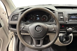 Valkoinen Volkswagen Transporter 2019 kuva 9.