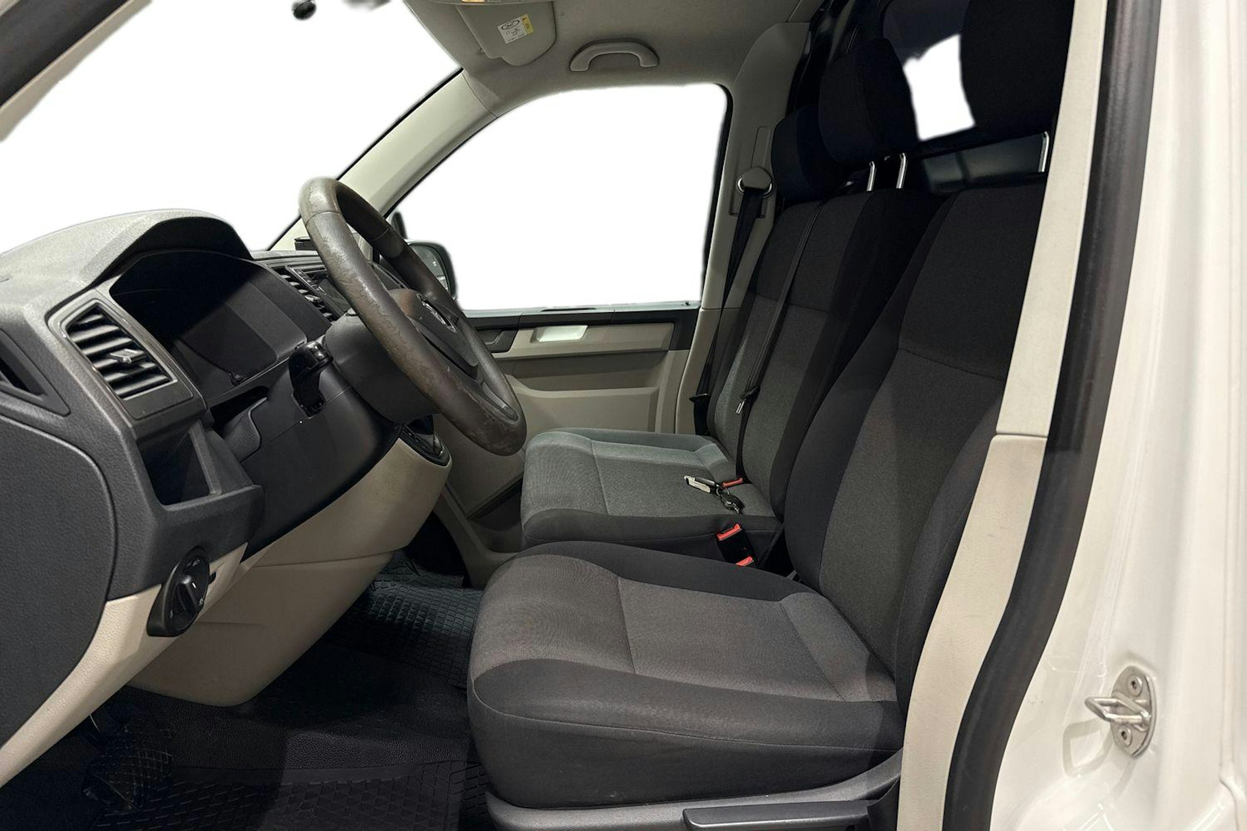Valkoinen Volkswagen Transporter 2019 kuva 10.