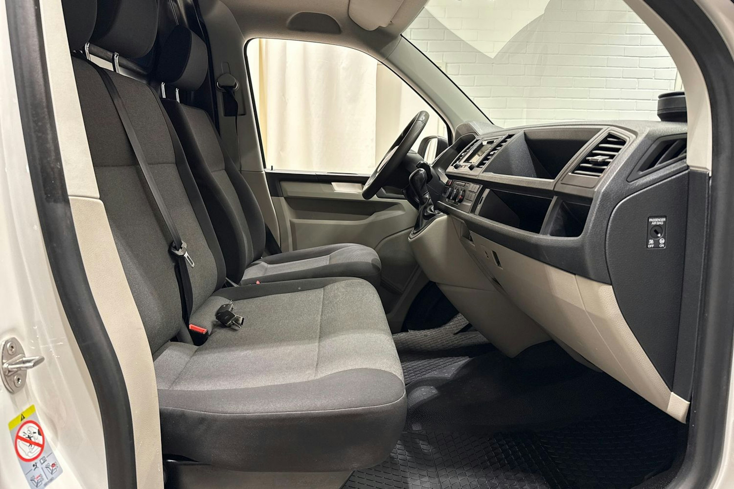 Valkoinen Volkswagen Transporter 2019 kuva 13.