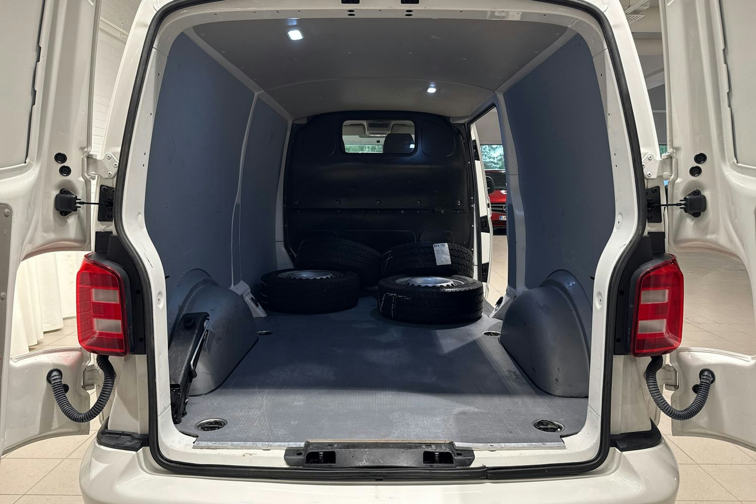 Valkoinen Volkswagen Transporter 2019 kuva 14.