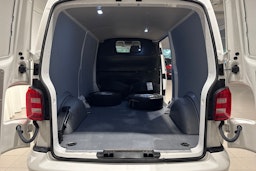Valkoinen Volkswagen Transporter 2019 kuva 14.