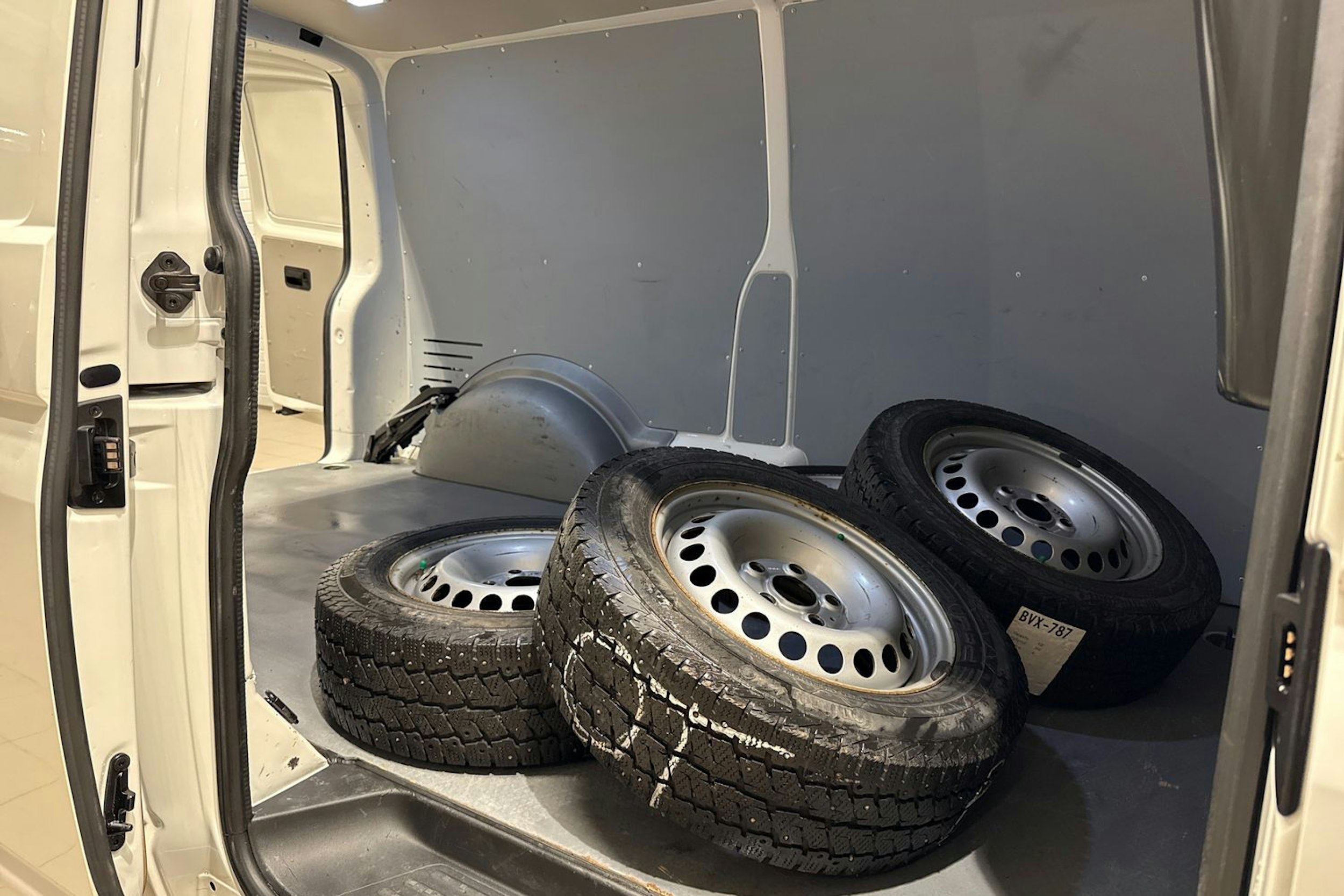 Valkoinen Volkswagen Transporter 2019 kuva 15.