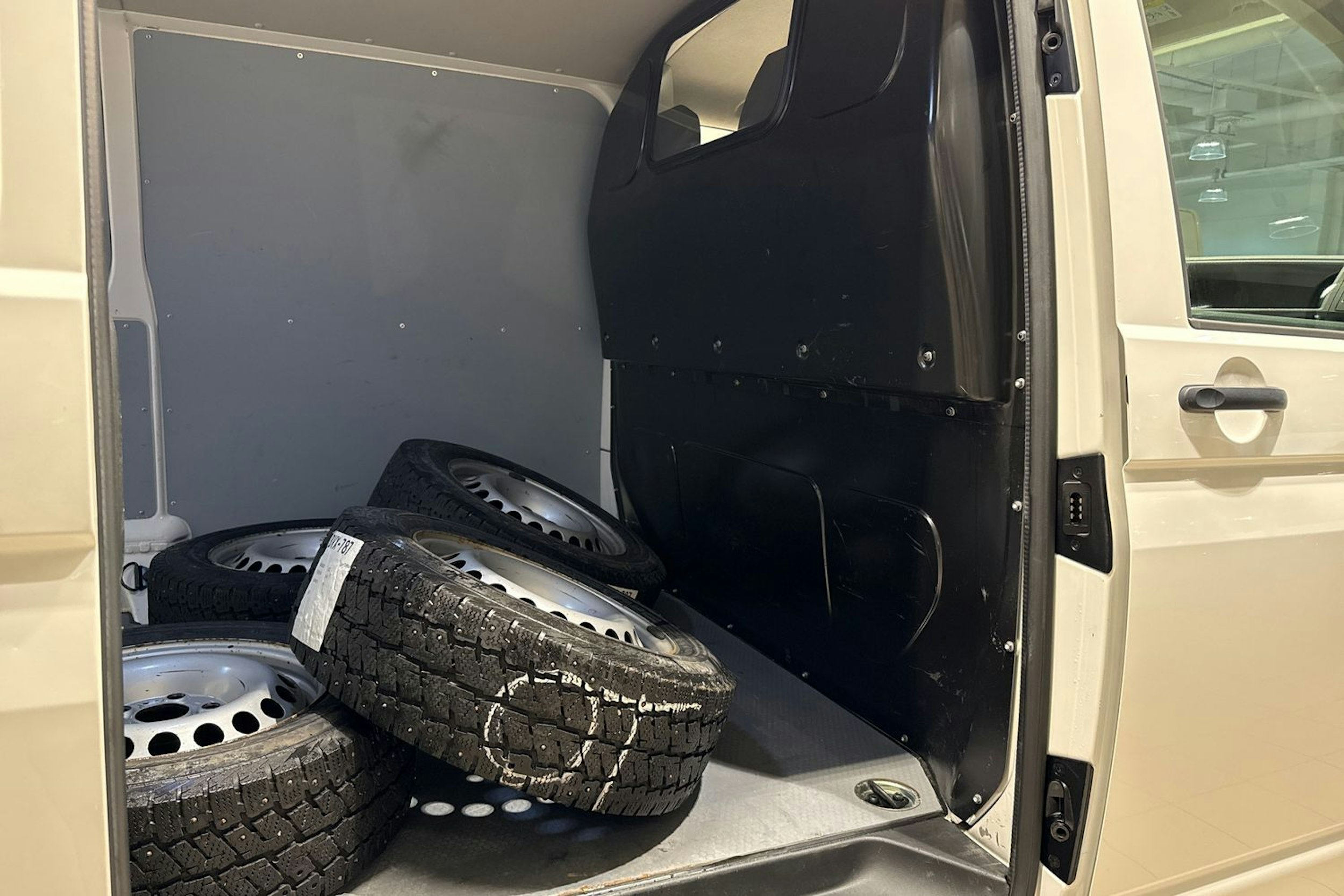 Valkoinen Volkswagen Transporter 2019 kuva 16.