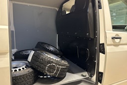 Valkoinen Volkswagen Transporter 2019 kuva 16.