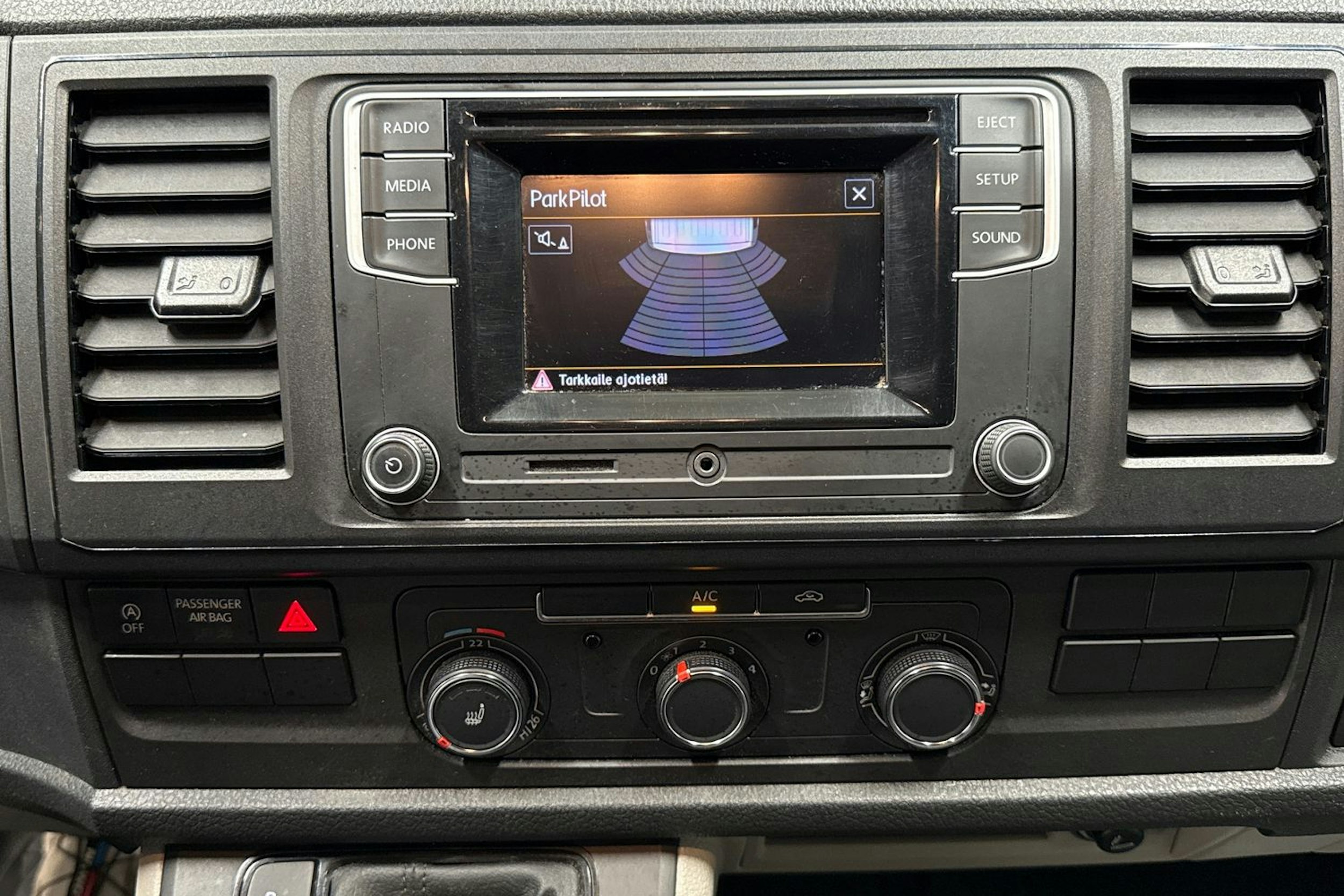 Valkoinen Volkswagen Transporter 2019 kuva 17.