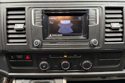 Valkoinen Volkswagen Transporter 2019 kuva 17.