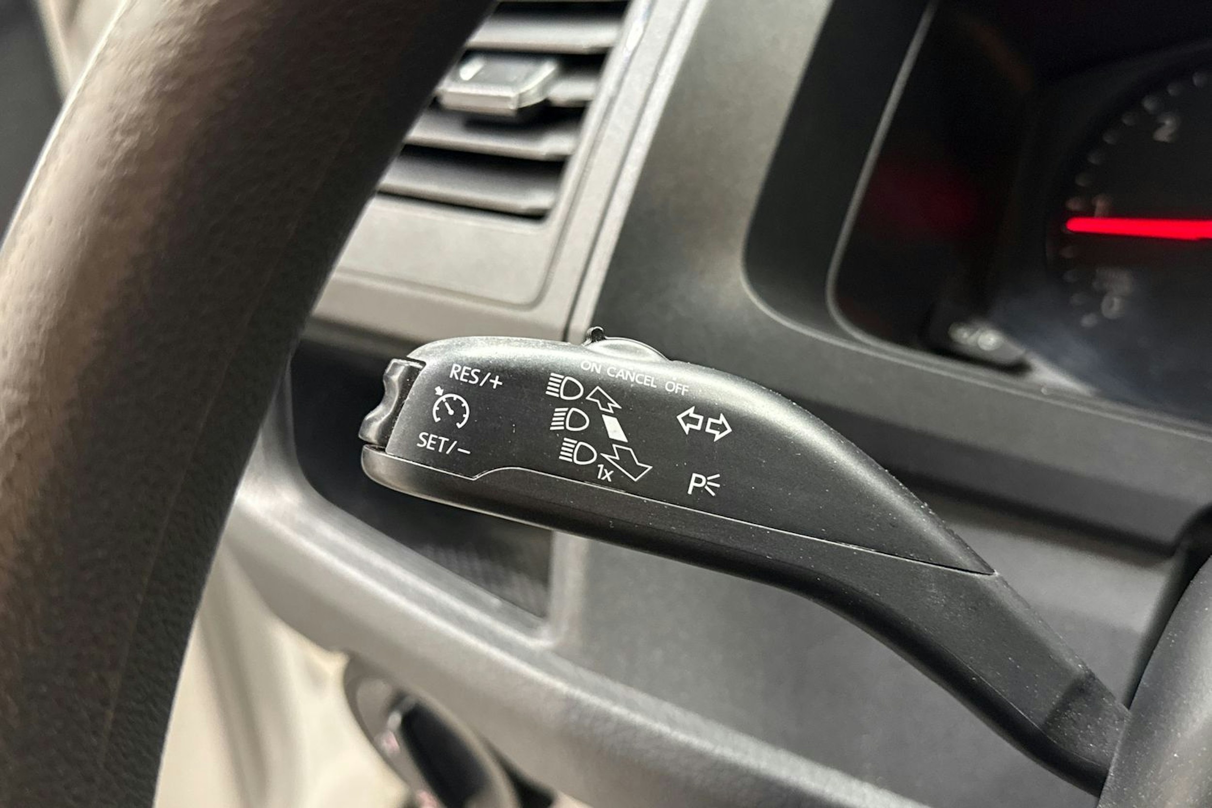 Valkoinen Volkswagen Transporter 2019 kuva 19.